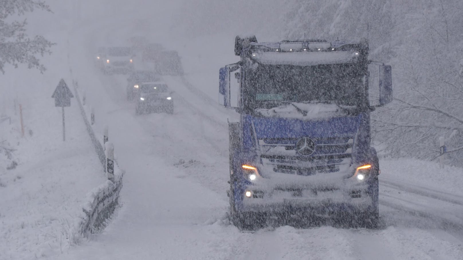 Massive Schneefälle haben am Sonntag, 21. April 2024, für Chaos im bayrischen Oberfranken gesorgt. Zahlreiche Straßen waren blockiert, die Feuerwehren standen im Dauereinsatz.