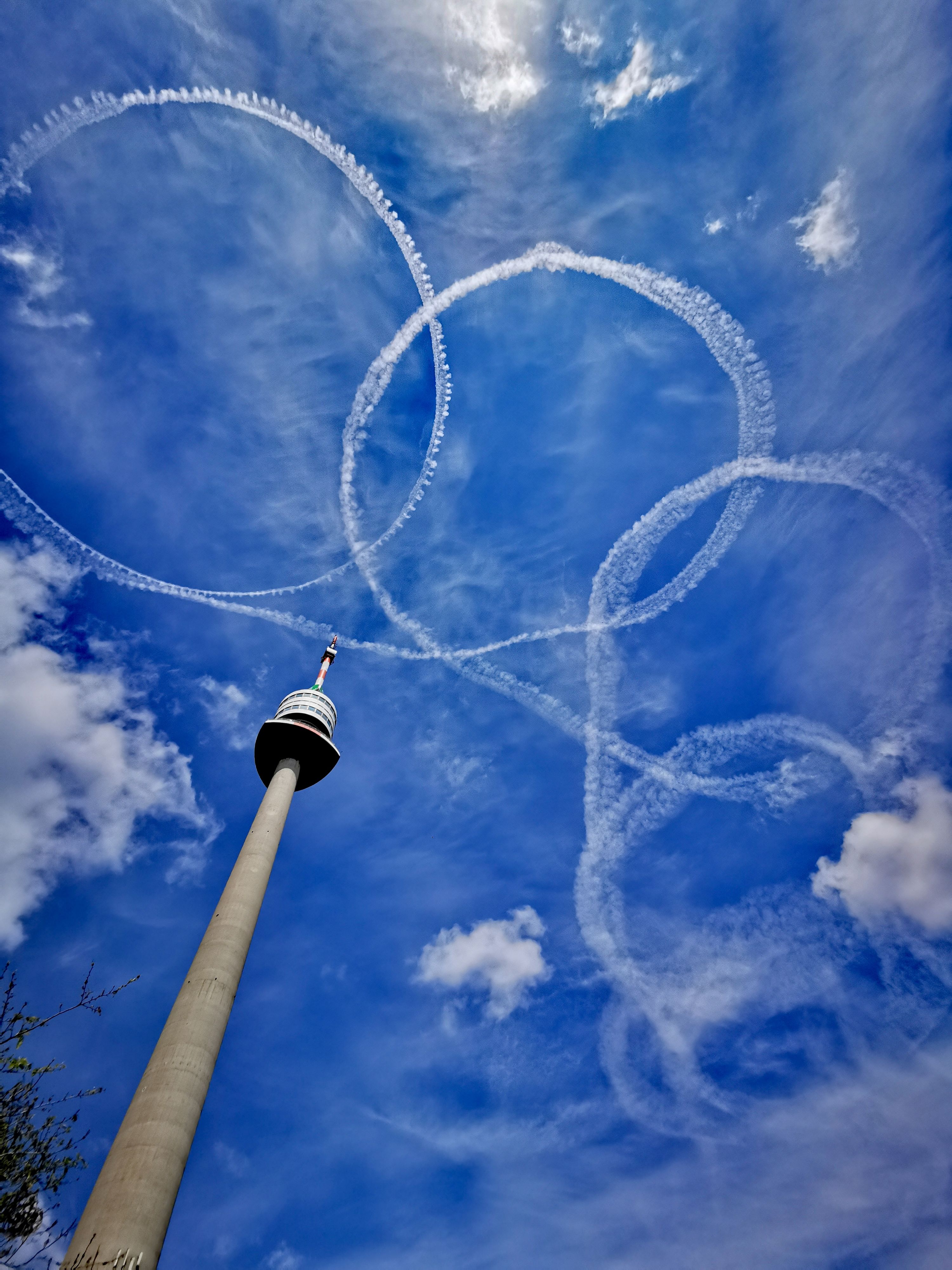 Über den Dächern Wiens gab es am Sonntag Ungewöhnliches zu sehen.