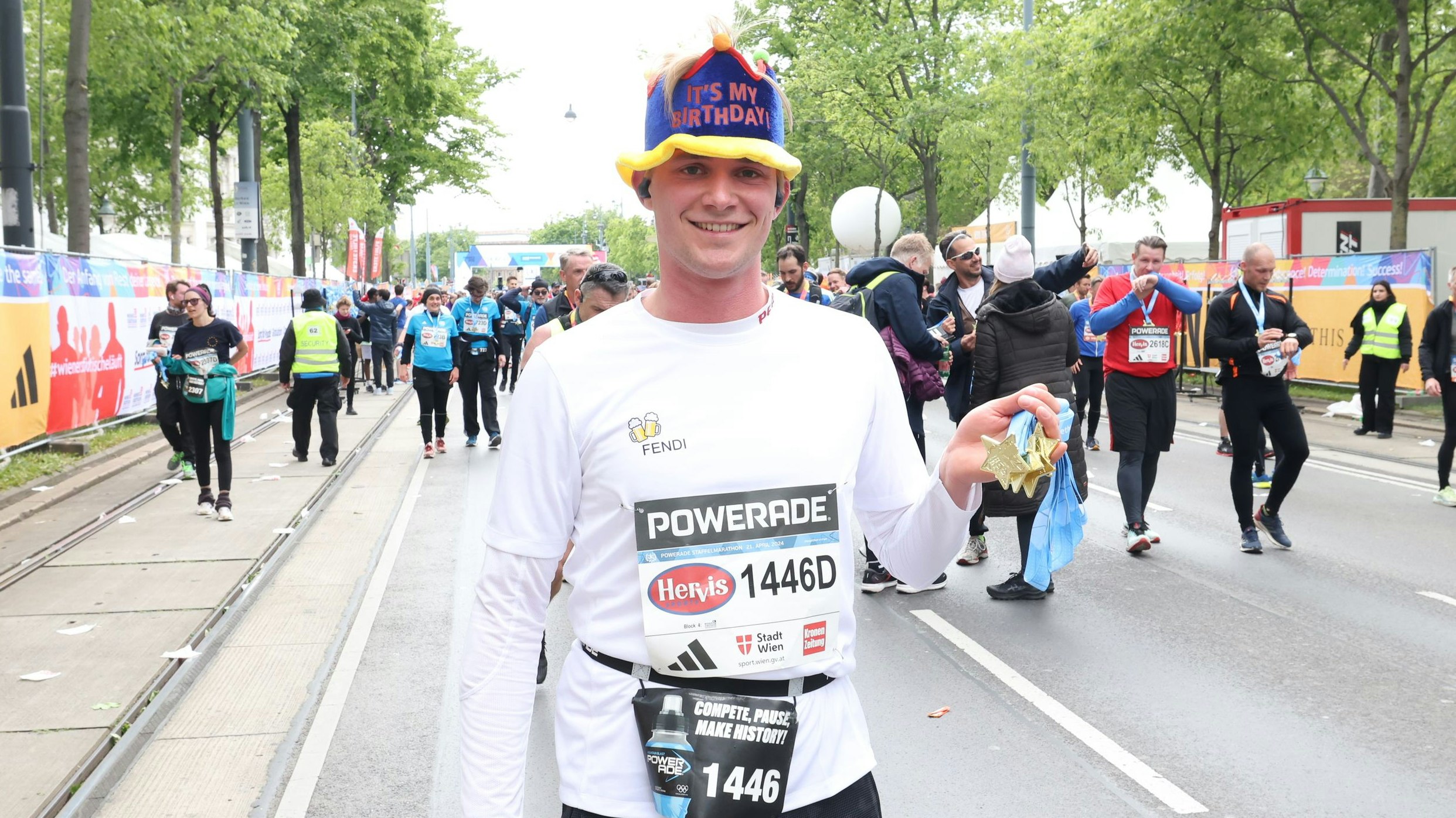 Ferdinand feiert beim Marathon seinen 25. Geburtstag.