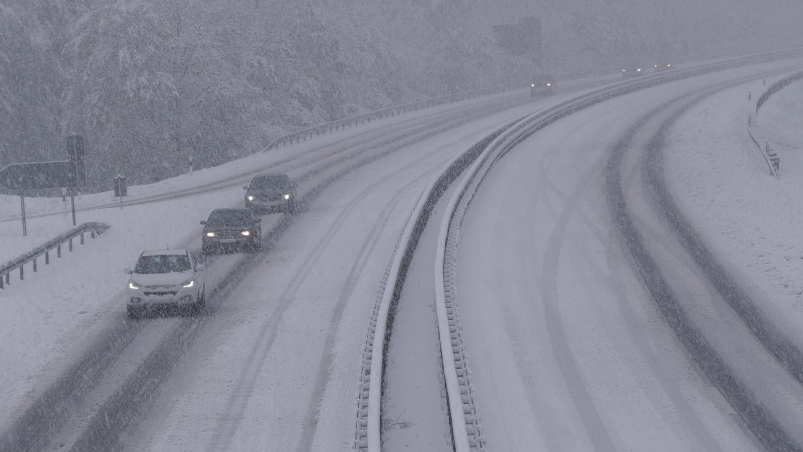 Massive Schneefälle haben am Sonntag, 21. April 2024, für Chaos im bayrischen Oberfranken gesorgt. Zahlreiche Straßen waren blockiert, die Feuerwehren standen im Dauereinsatz.