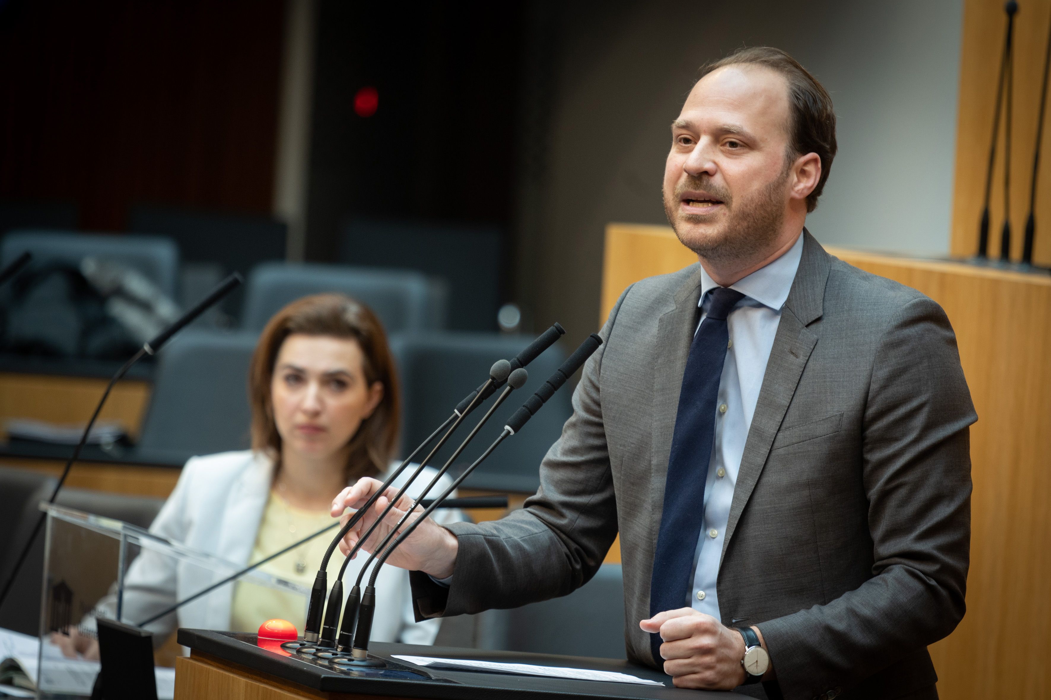 Nationalratsabgeordneter Nikolaus Scherak (NEOS) am Rednerpult, Justizministerin Alma Zadic (GRÜNE) auf der Regierungsbank
