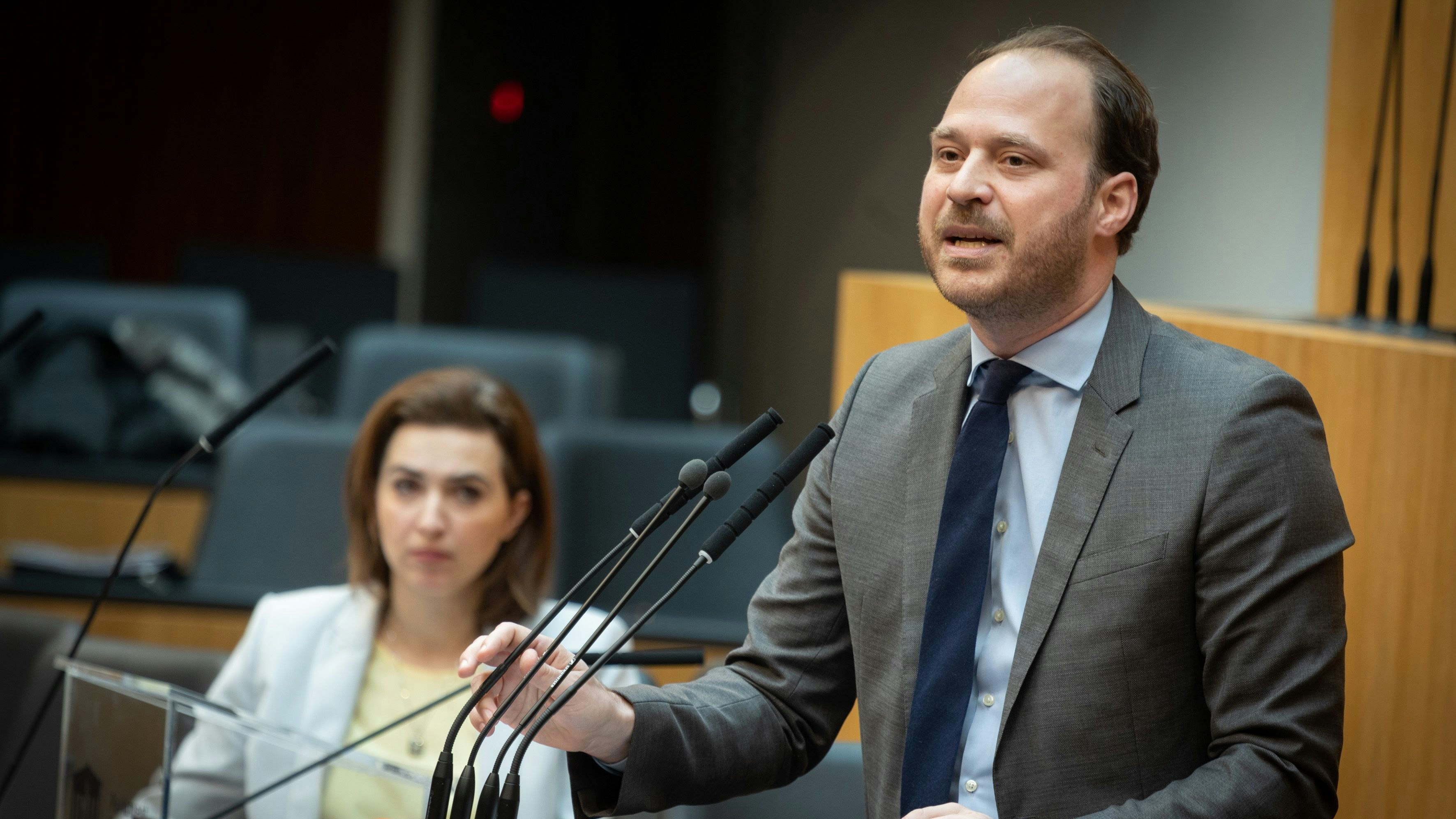 Nationalratsabgeordneter Nikolaus Scherak (NEOS) am Rednerpult, Justizministerin Alma Zadic (GRÜNE) auf der Regierungsbank