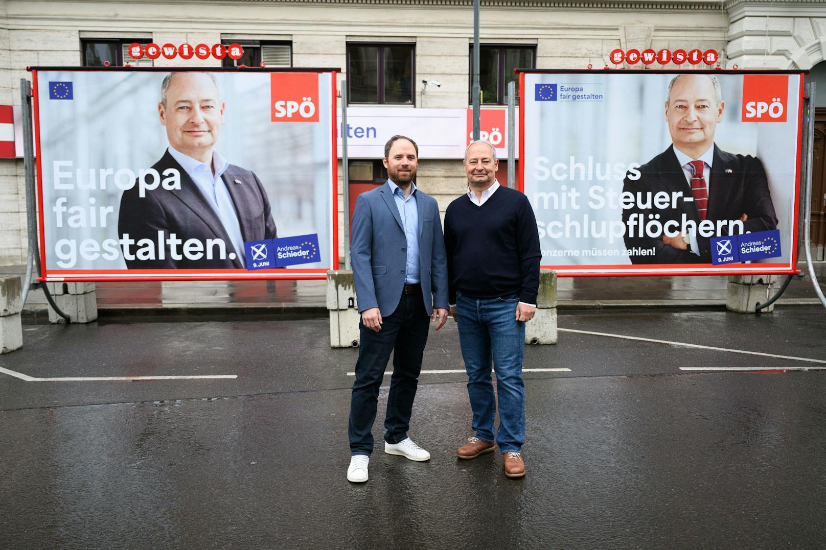 SPÖ-EU-Spitzenkandidat <strong>Andreas Schieder</strong> und SPÖ-Bundesgeschäftsführer <strong>Klaus Seltenheim</strong> präsentierten am 16. April 2024 die erste Welle ihrer EU-Wahlplakate.