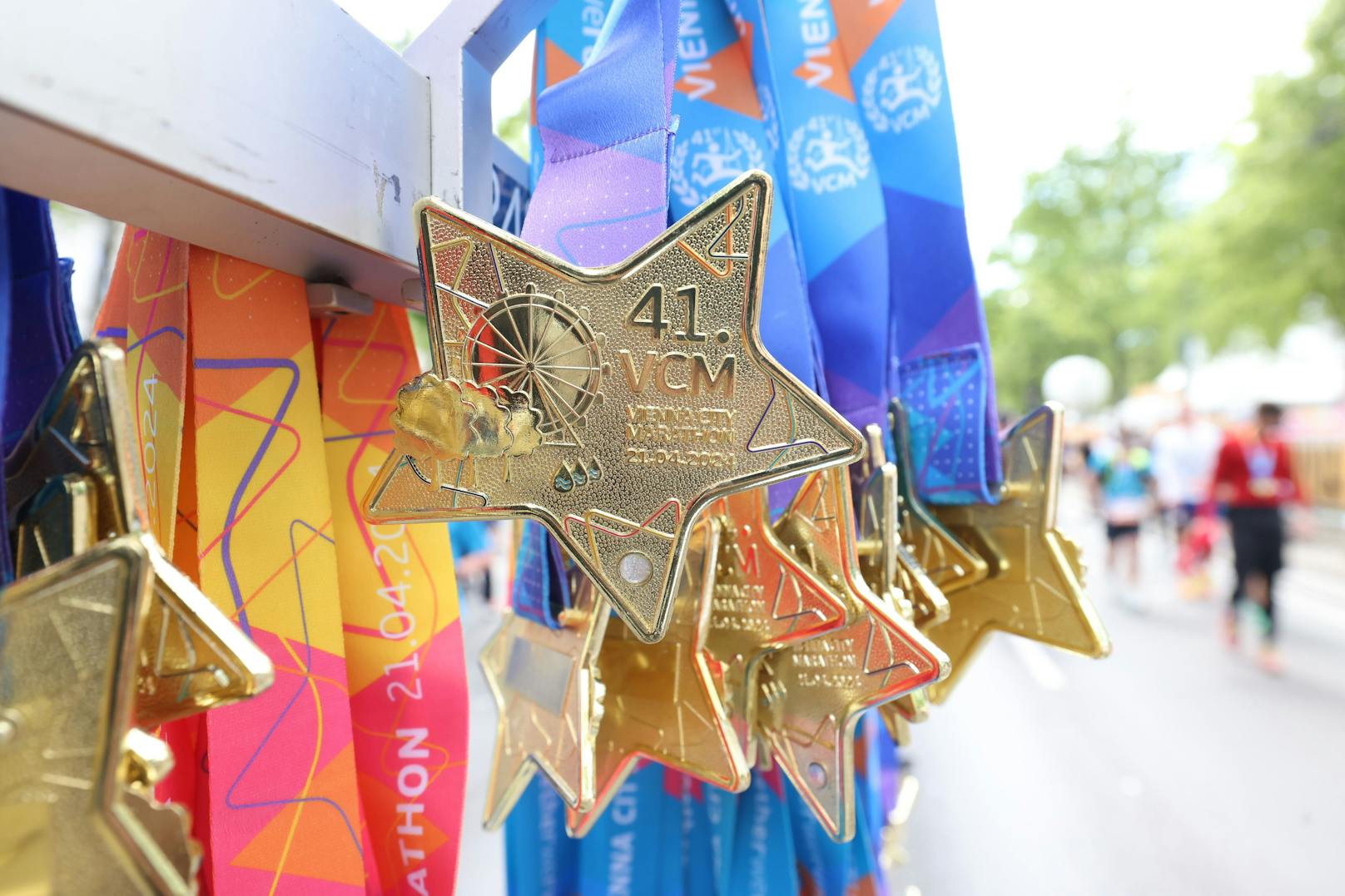 Im Ziel warteten Medaillen auf alle Finisher des Vienna City Marathons 2024