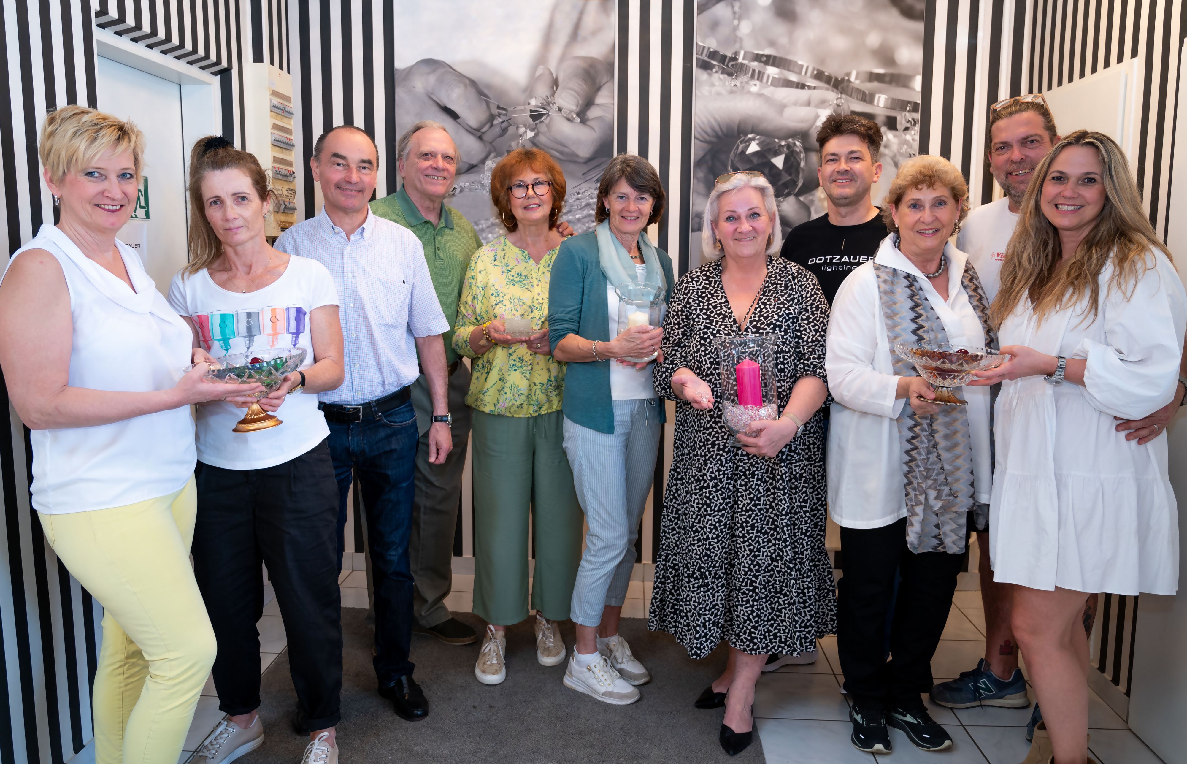 Gemeinderätin Ulrike Schuster, Bürgermeister Andreas Linhart und seine Frau Zlata, Manfred und Irene Dotzauer, die Gemeinderätinnen Renate Feiks, Gaby Steiner und Gabriele Schiener, Christian Dotzauer, sowie Evelyn und Jochen Gold (v.l.n.r.).