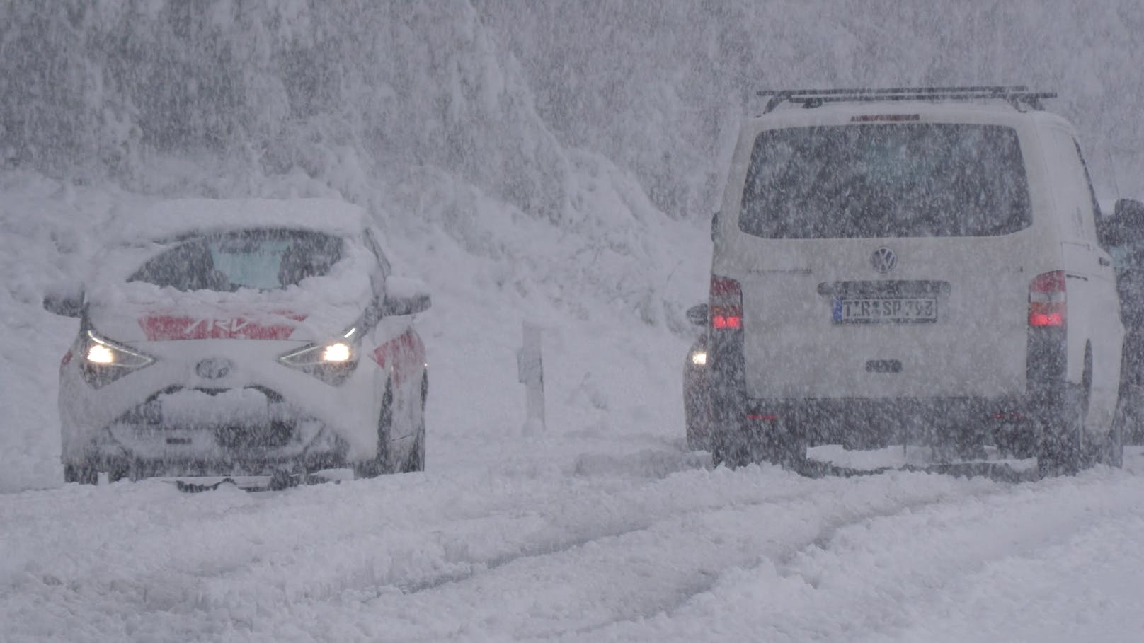 Massive Schneefälle haben am Sonntag, 21. April 2024, für Chaos im bayrischen Oberfranken gesorgt. Zahlreiche Straßen waren blockiert, die Feuerwehren standen im Dauereinsatz.