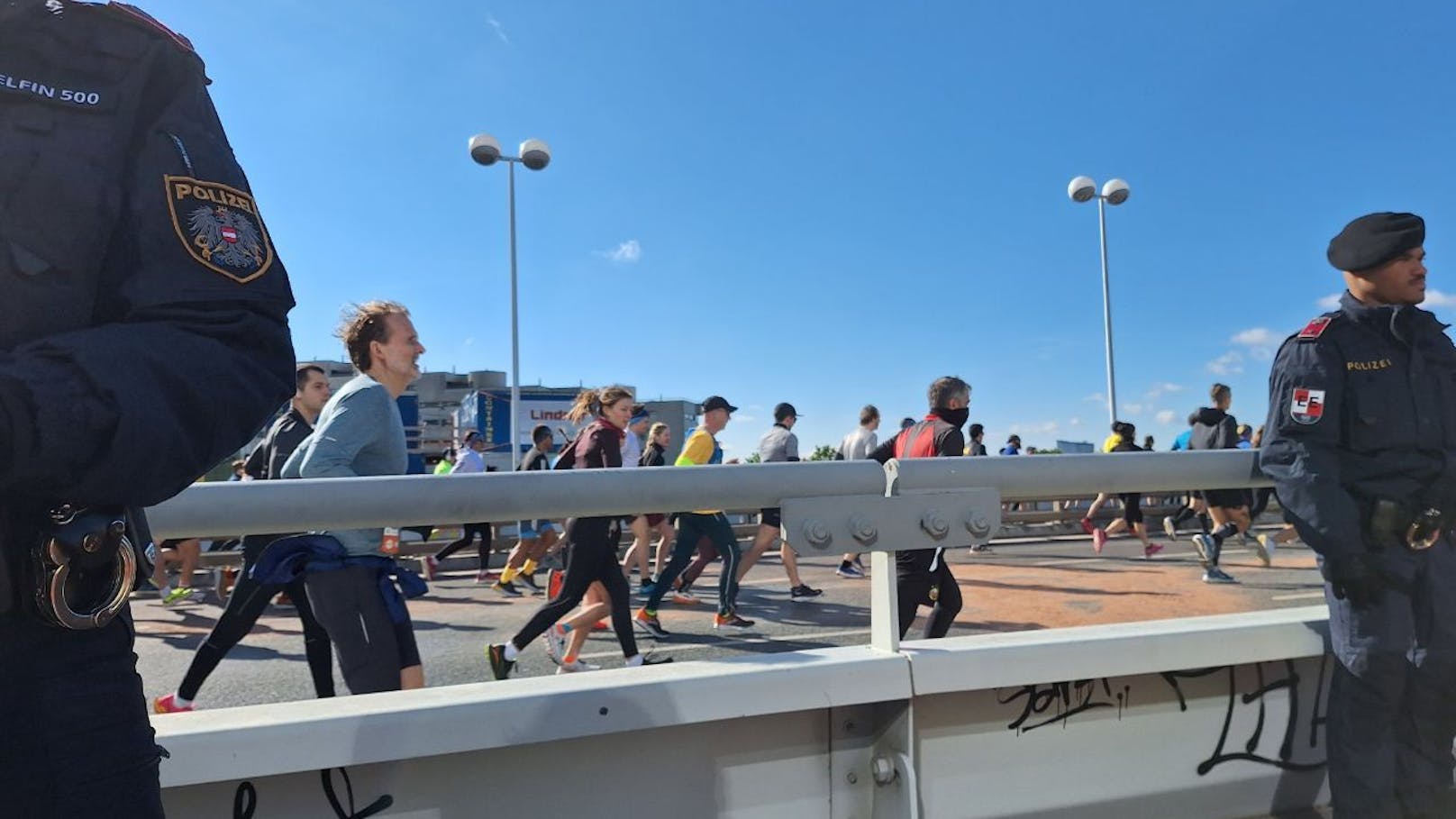 "Die Zeit läuft uns davon": Aktivisten der Letzten Generation verschütteten Farbe beim Wien-Marathon am 21. April 2024.