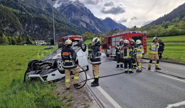 Am Sonntagnachmittag hat sich im Gemeindegebiet von Leisach (Bezirk Lienz in Tirol) ein spektakulärer Unfall ereignet. Verletzt wurde dabei zum Glück niemand.