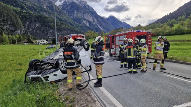 Am Sonntagnachmittag hat sich im Gemeindegebiet von Leisach (Bezirk Lienz in Tirol) ein spektakulärer Unfall ereignet. Verletzt wurde dabei zum Glück niemand.