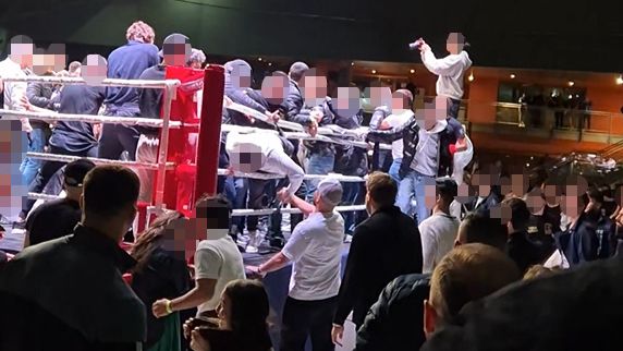 Heute.at - Massenschlägerei! Trainer geht auf neuen Box-Champ los