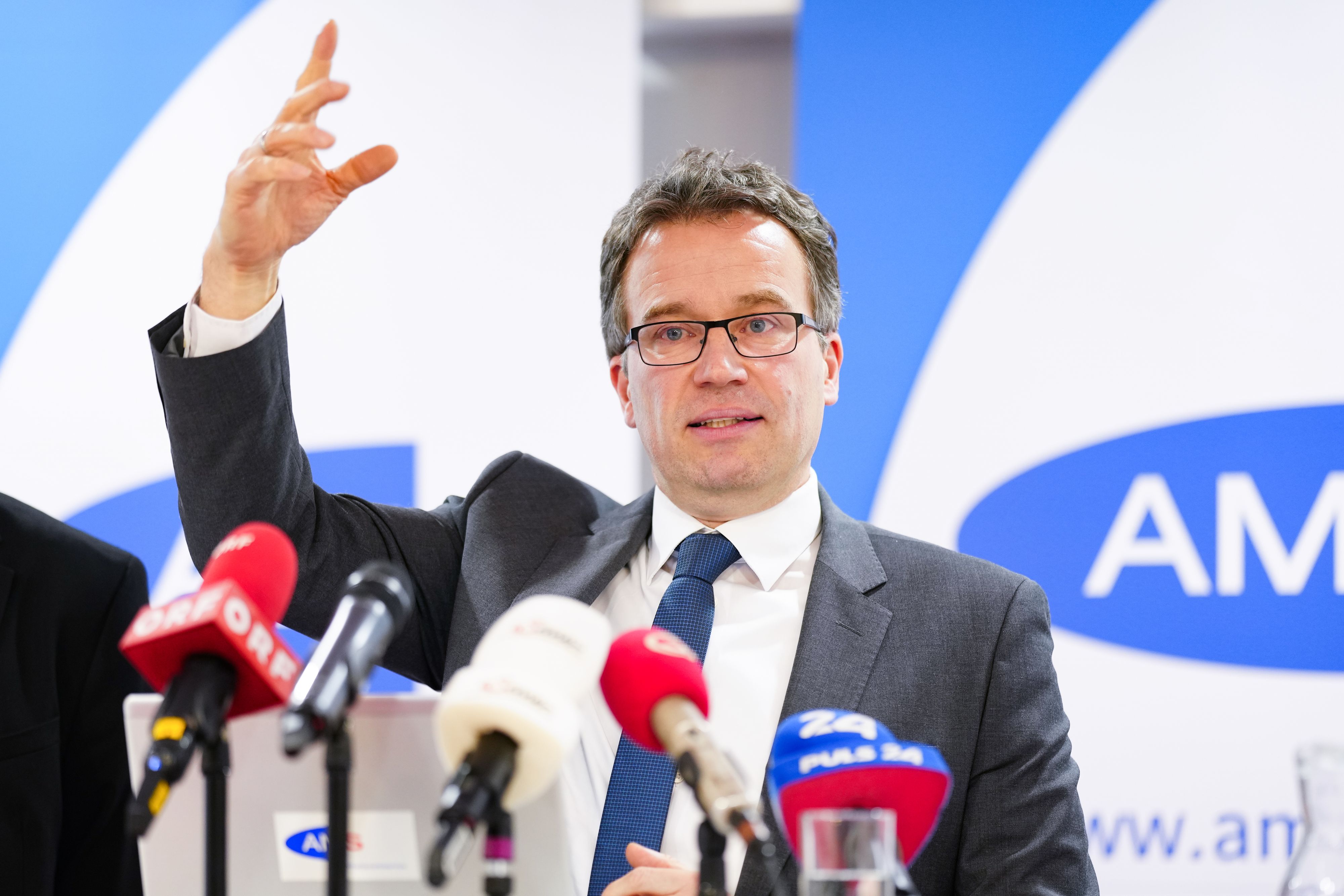 AMS-Chef Johannes Kopf spricht sich für eine Sozialhilfe mit Wohnsitzpflicht aus.