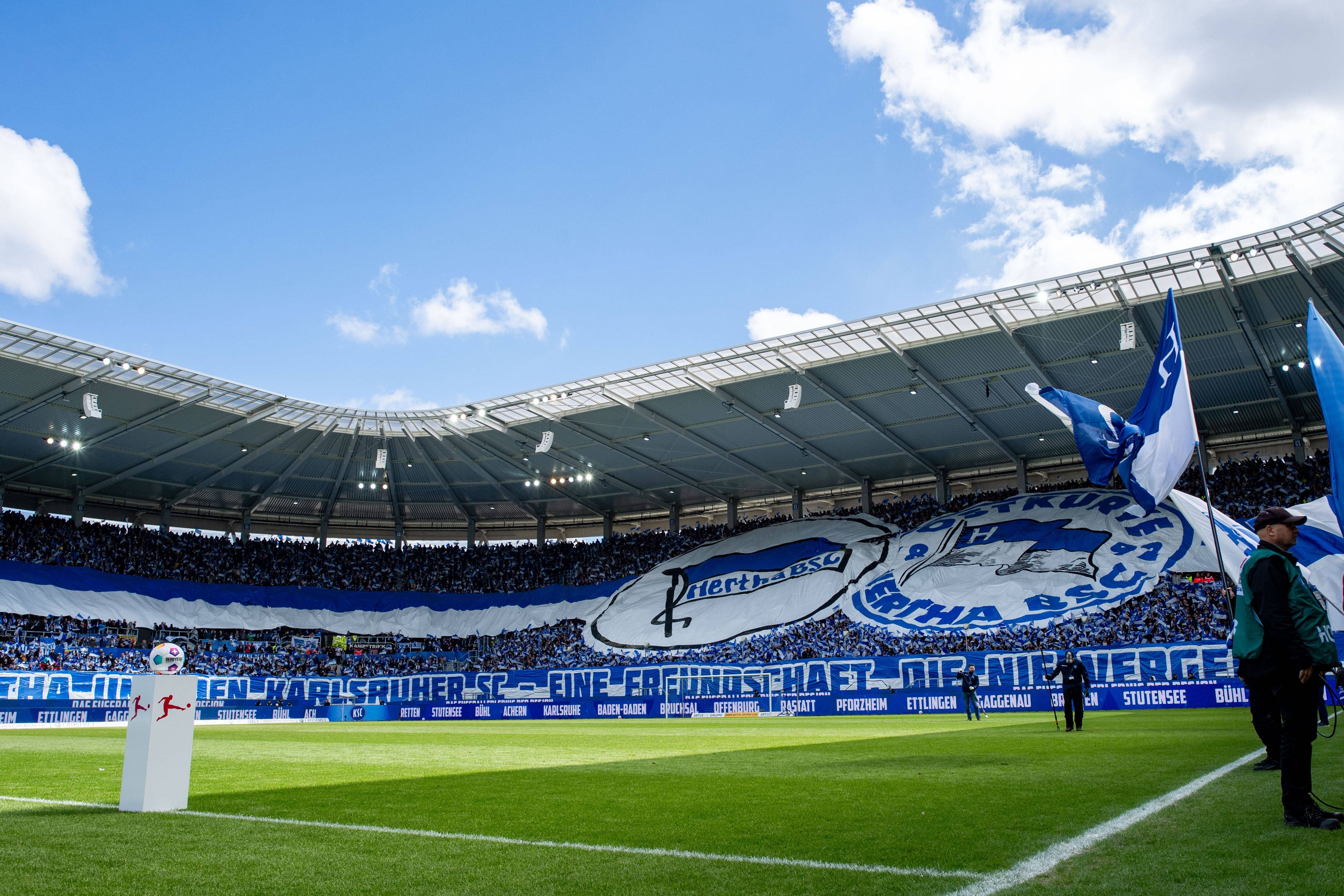 Hertha- und KSC-Fans mit einer gemeinsamen Choreo.