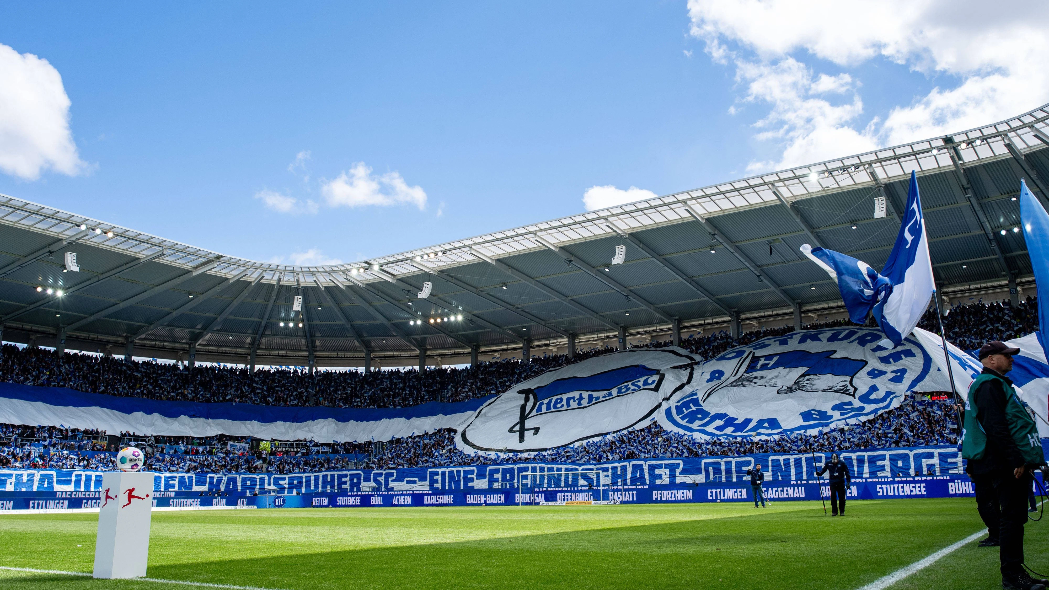 Hertha- und KSC-Fans mit einer gemeinsamen Choreo.
