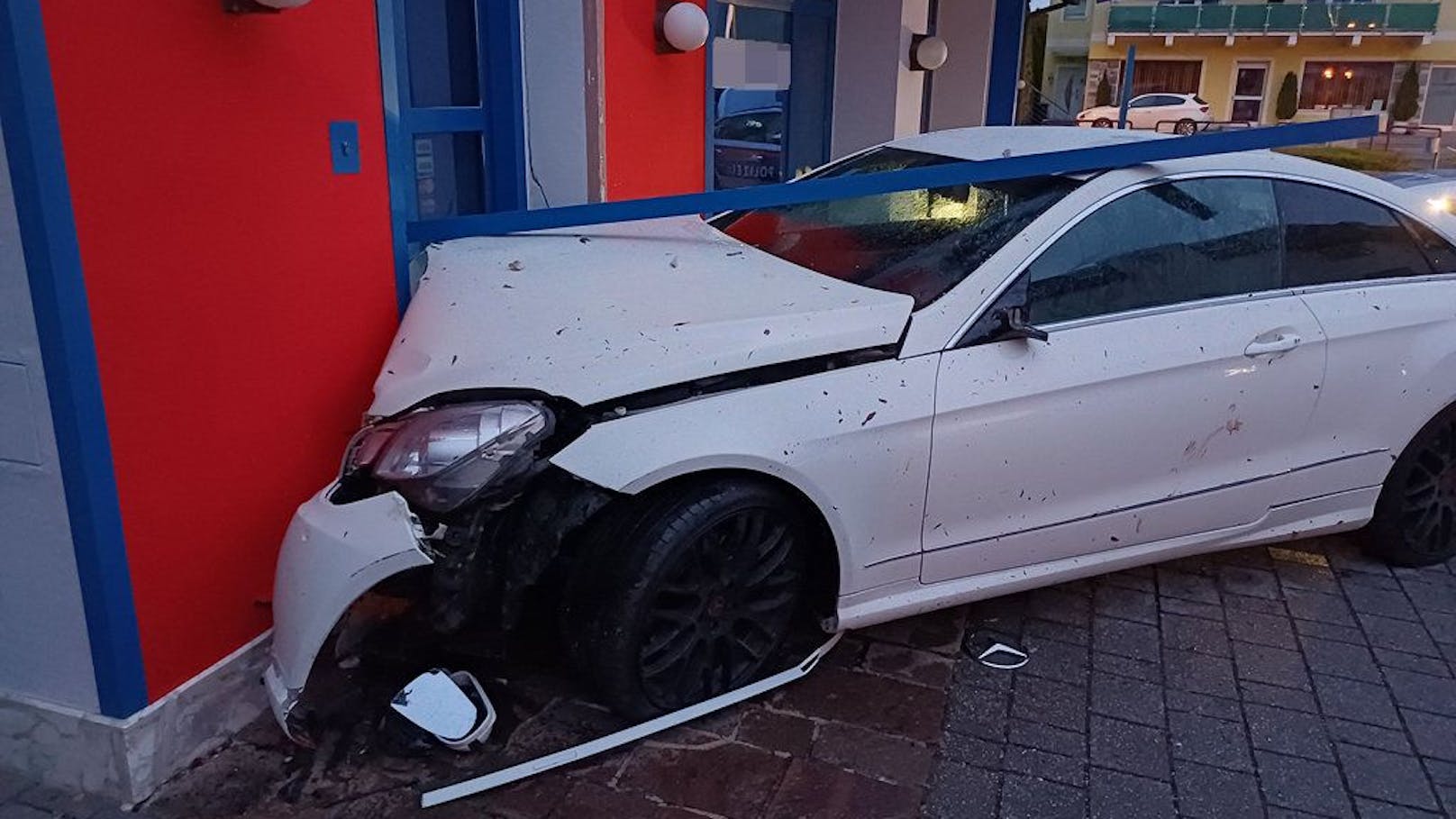 Mit ihrem Auto gegen eine Hausmauer geprallt ist vergangene Nacht eine 33-Jährige in Saalfelden (Pinzgau). Sie flüchtete verletzt vom Unfallort.