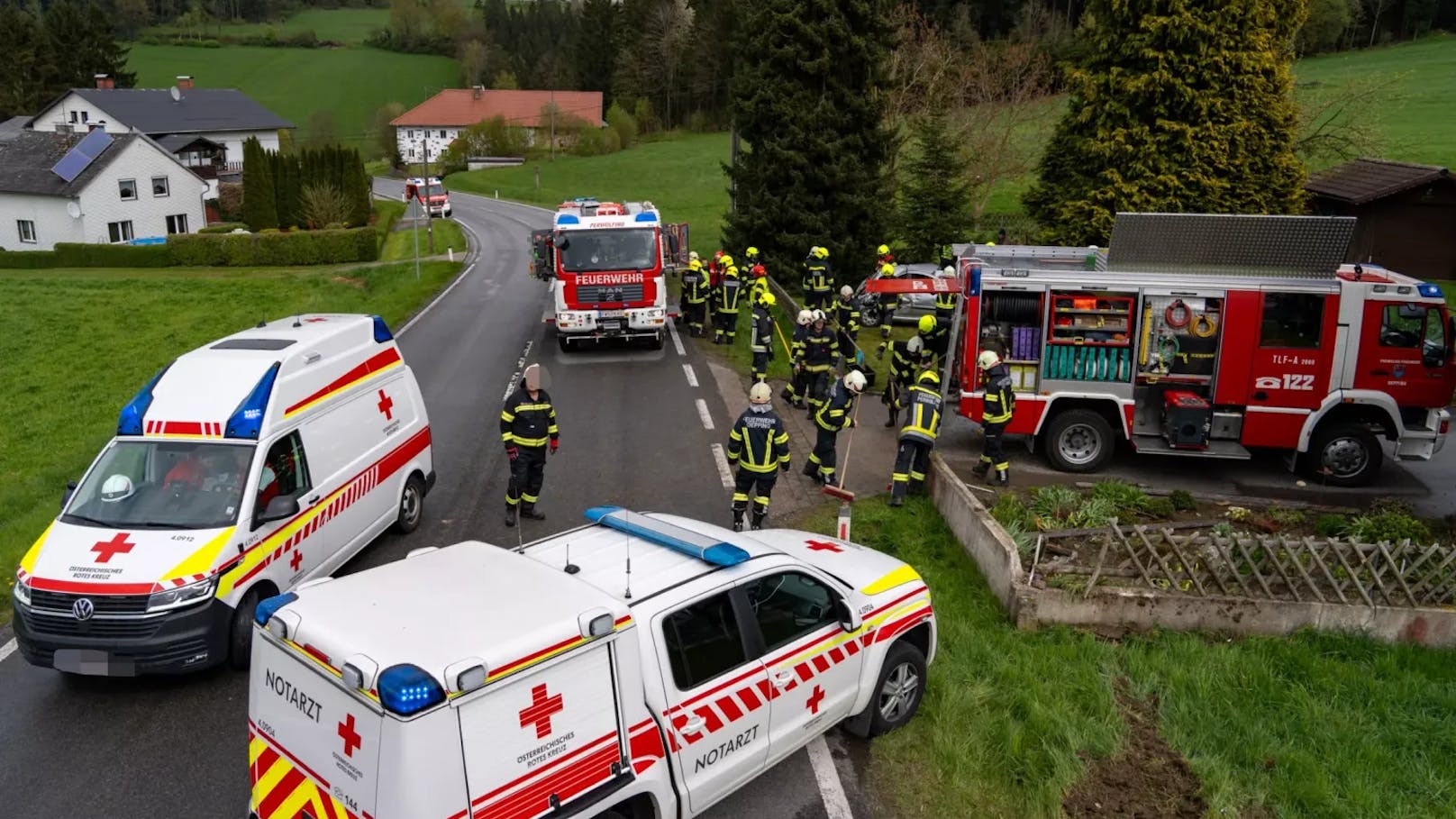 Rettung und Feuerwehr am Unfallort