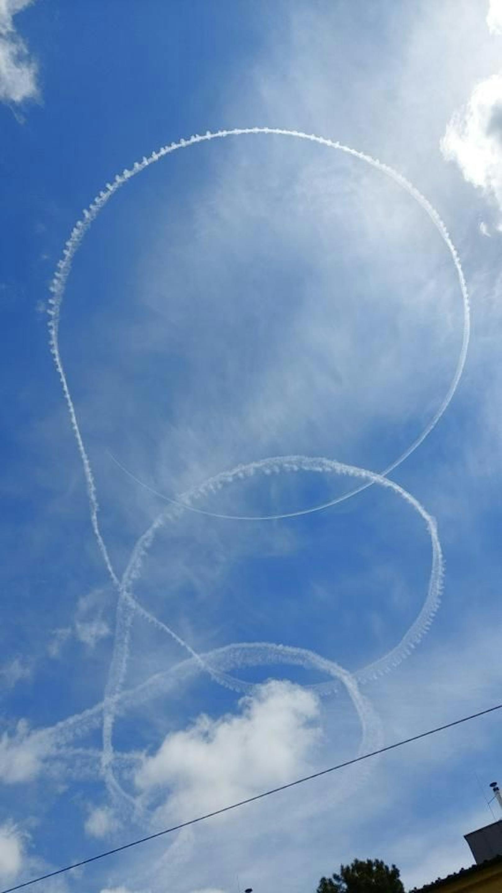 Auf "<a rel="nofollow" href="https://www.flightradar24.com/ASR144/34dd3dc2">flightradar24</a>" kann der Flug ASR144 auf seiner kuriosen Route über der Bundeshauptstadt live mitverfolgt werden.