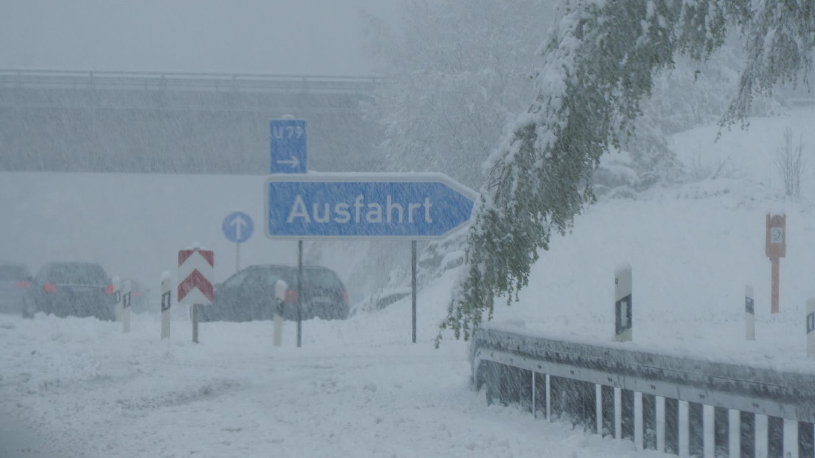 Massive Schneefälle haben am Sonntag, 21. April 2024, für Chaos im bayrischen Oberfranken gesorgt. Zahlreiche Straßen waren blockiert, die Feuerwehren standen im Dauereinsatz.