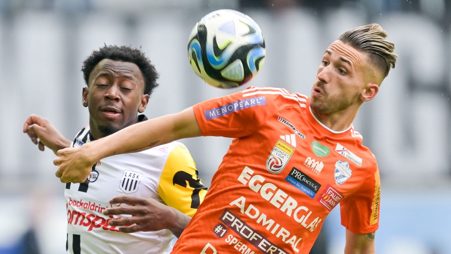 Donis Avdijaj und George Bello im Zweikampf.