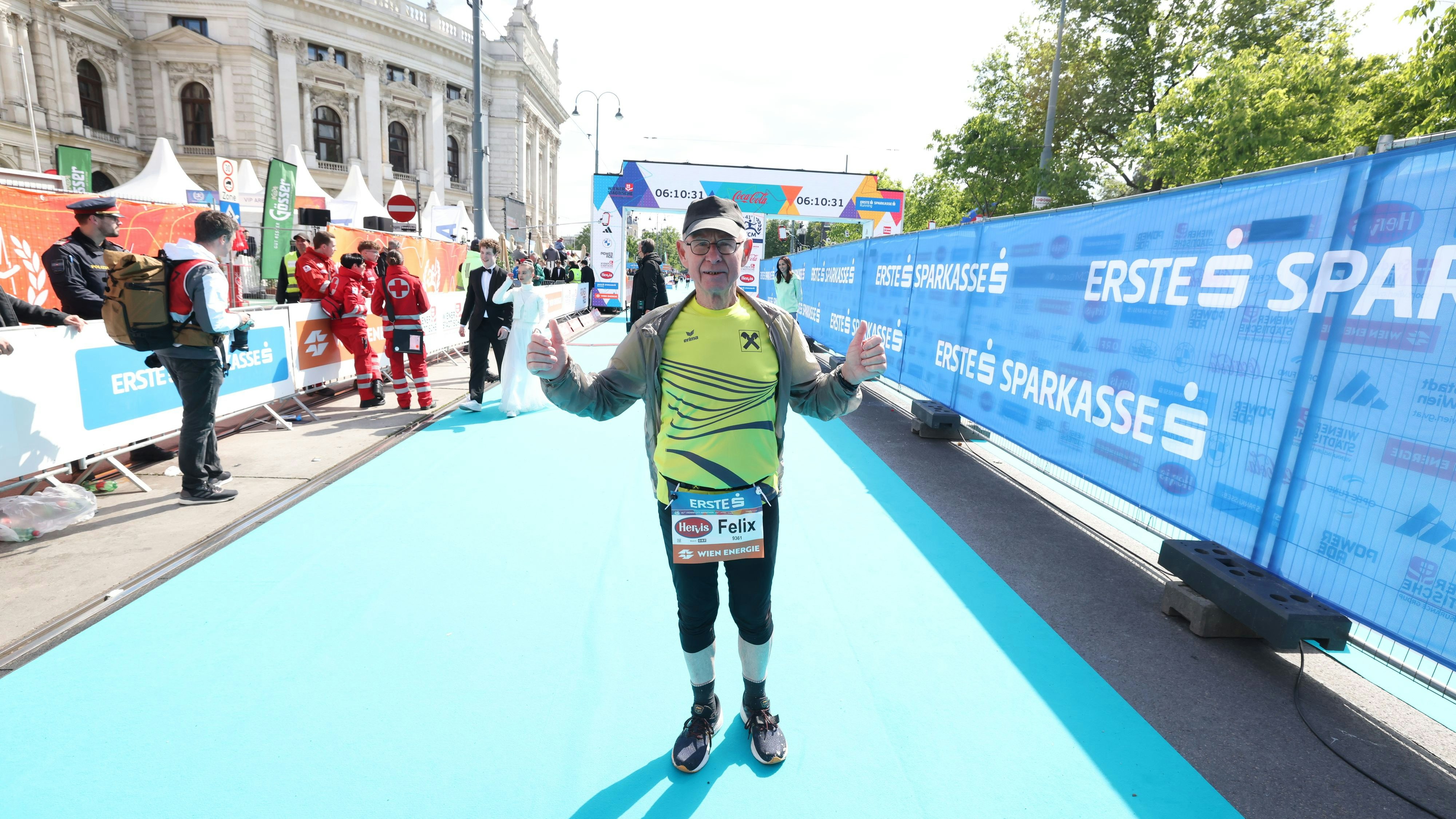Felix (84) freut sich darauf, seinen Erfolg mit der Familie zu feiern.