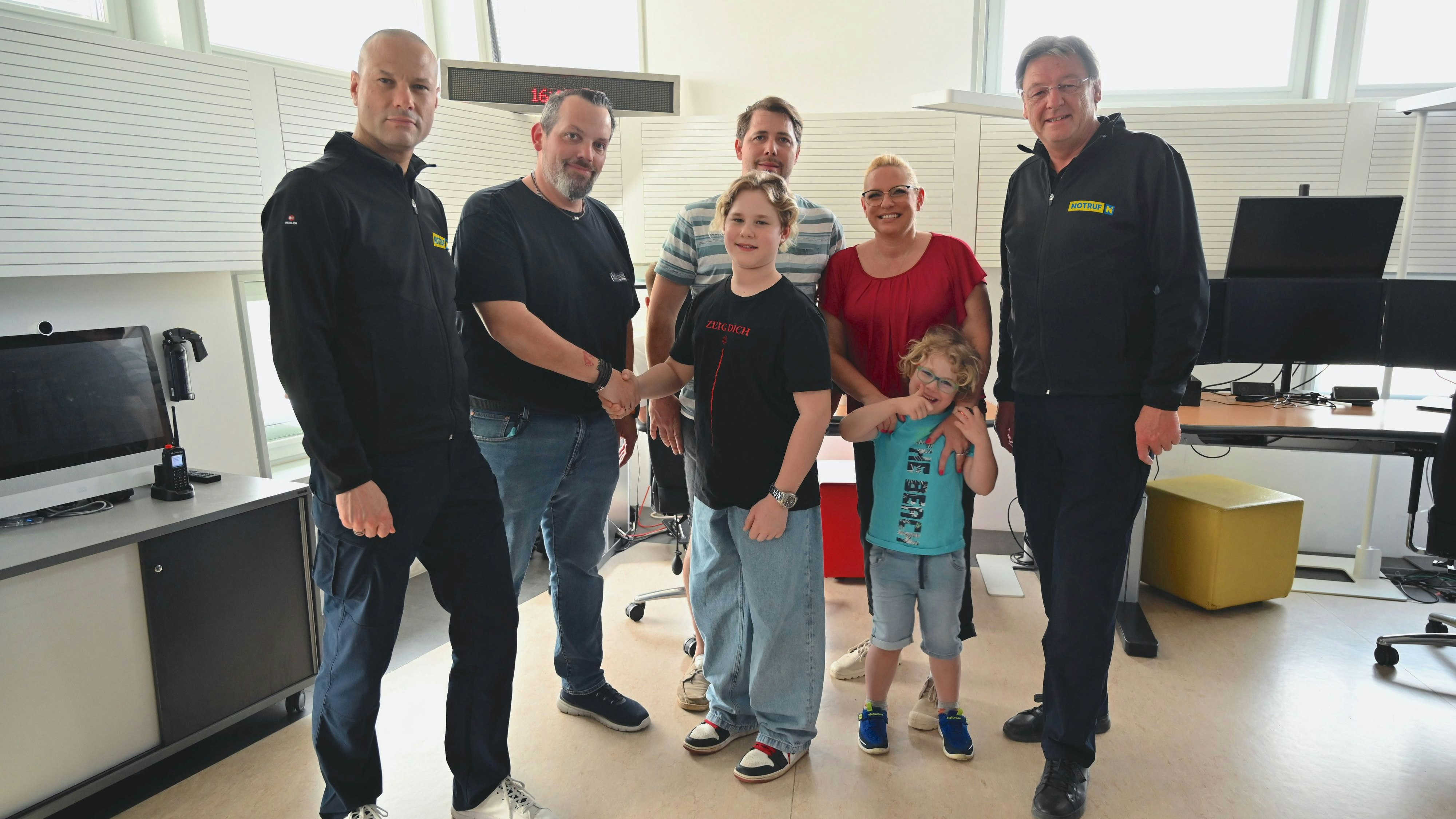 Notrufexperte Christoph-Peter Gerle gratulierte Matteo persönlich zu seiner Auszeichnung