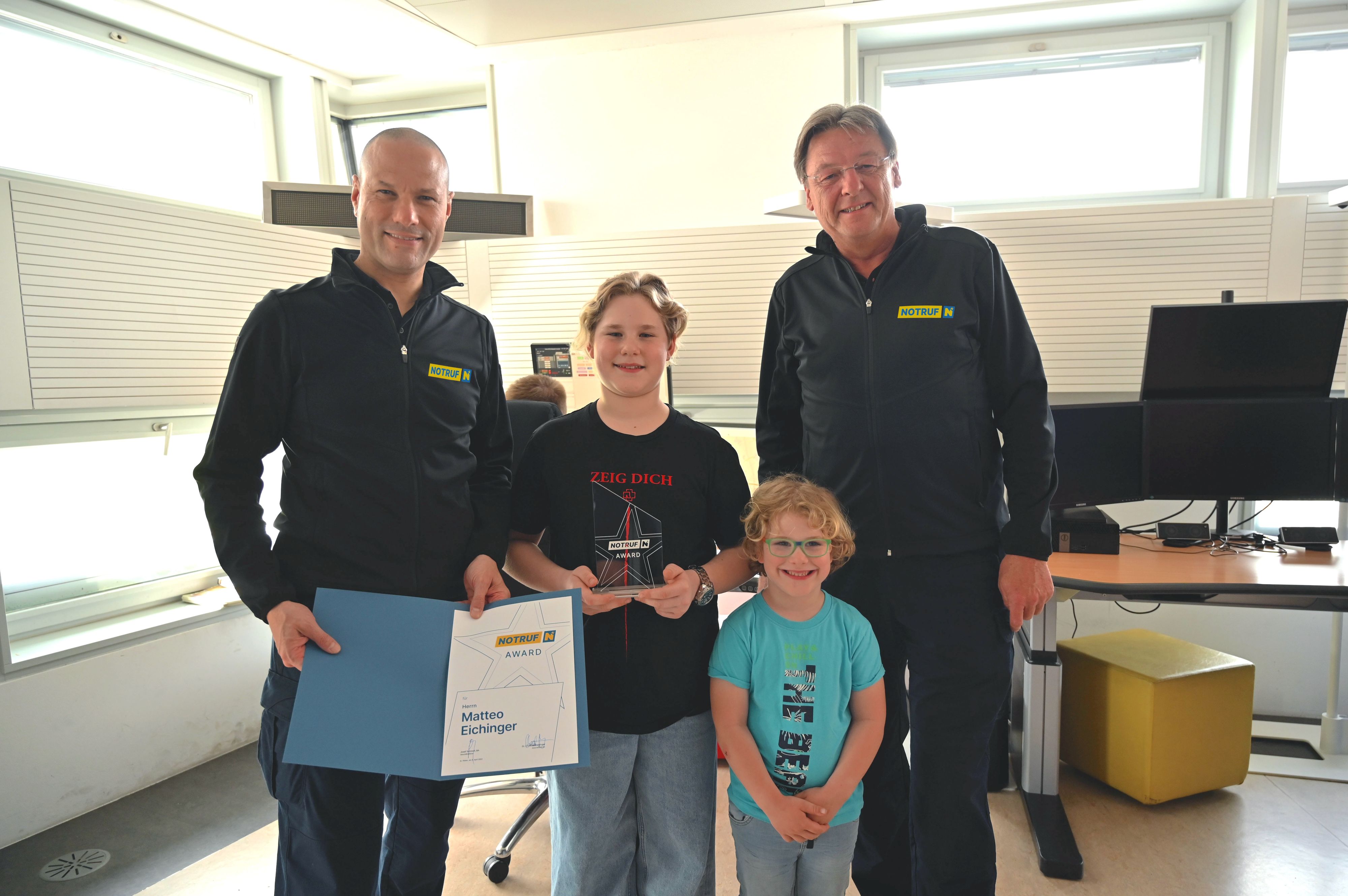 Geschäftsführer Christian Fohringer, Matteo Eichinger, Fabiano Eichinger und Geschäftsführer Josef Schmoll bei der Verleihung des 1. Notruf-Award