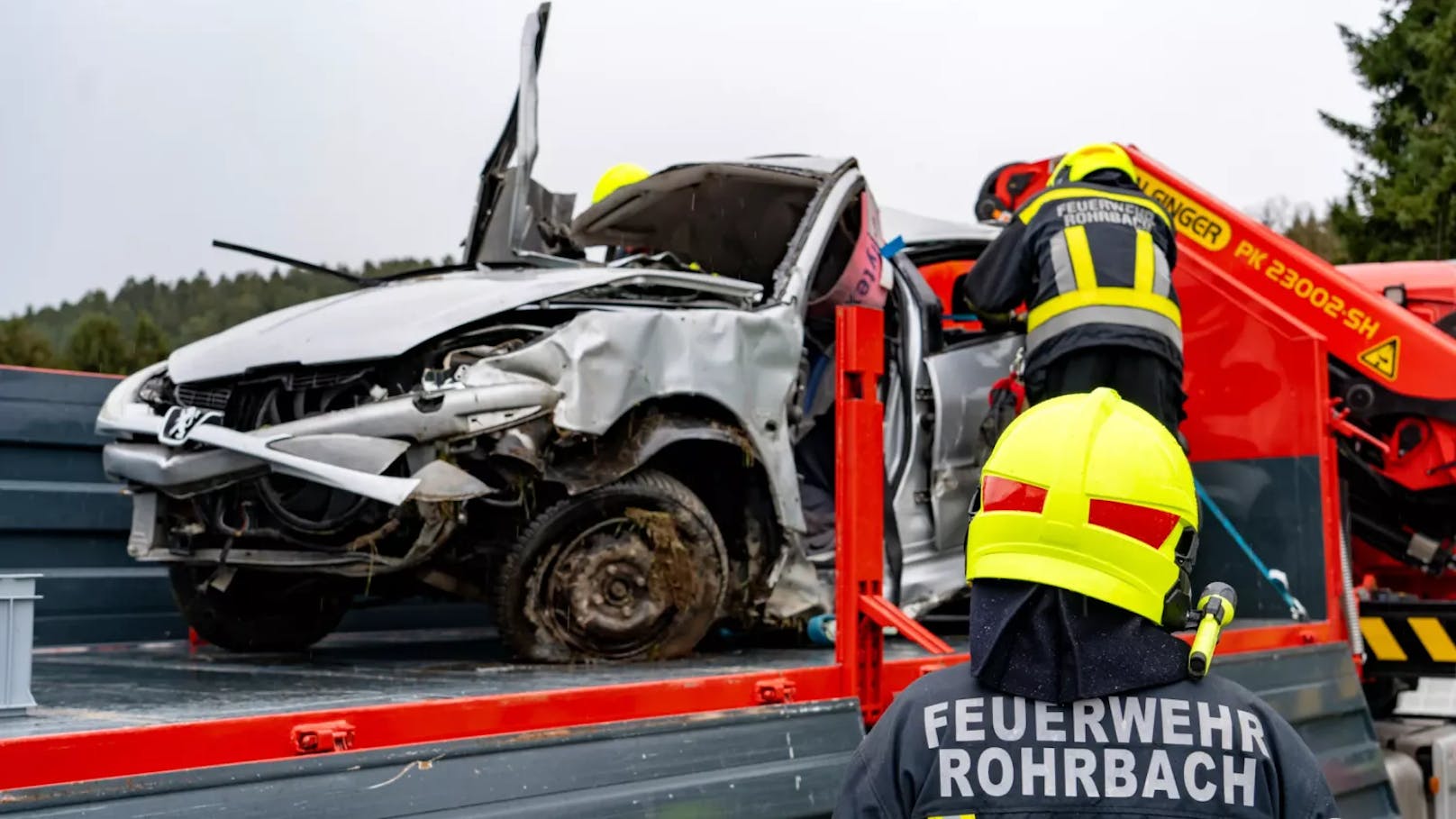 Der kaputte Pkw wird abgeschleppt