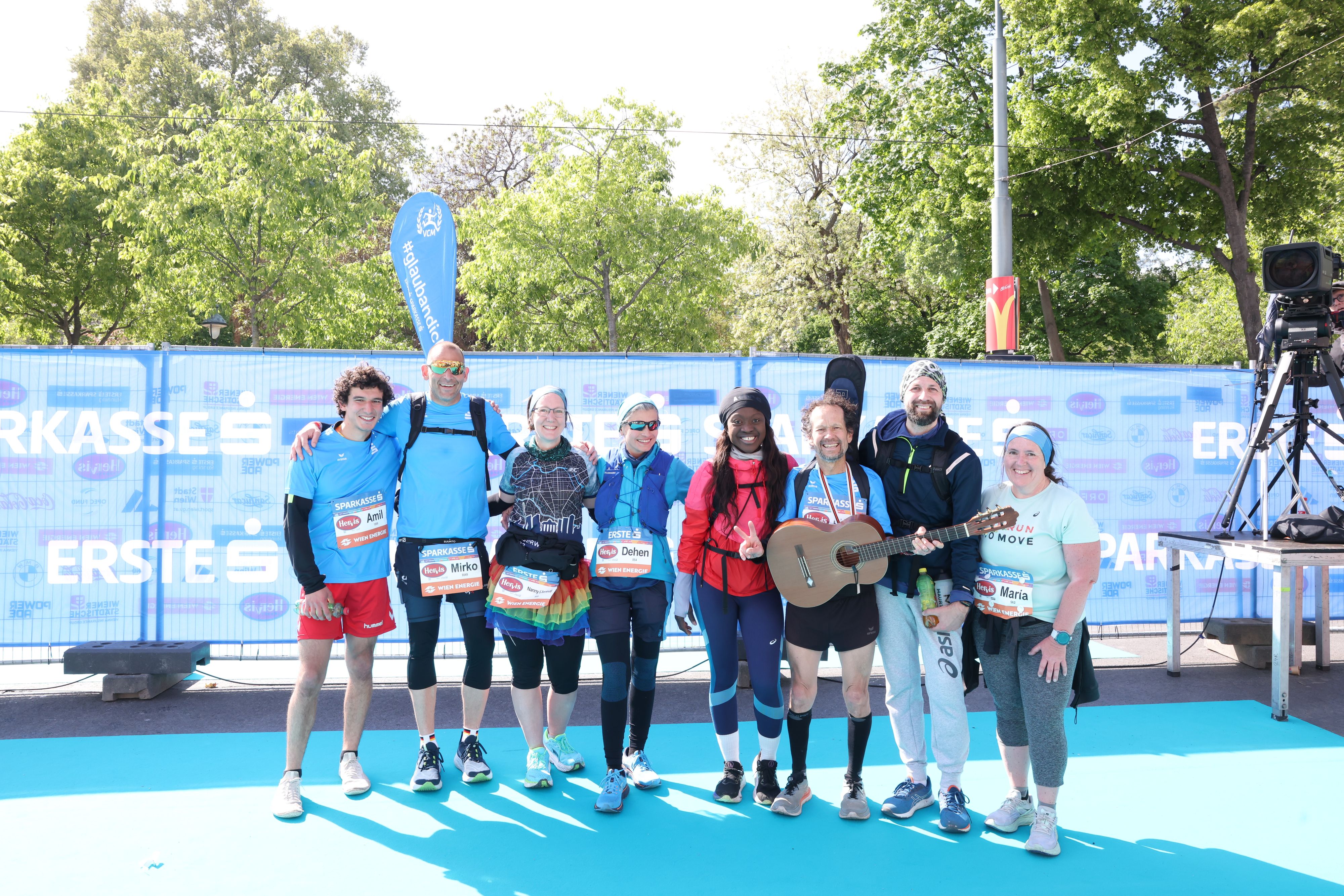 Voller Freude überquerten die letzten Läuferinnen und Läufer des Marathons die Ziellinie vor dem Burgtheater.