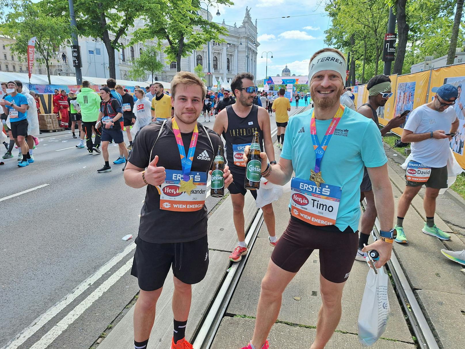 Timo und Alexander füllten ihren Elektrolythaushalt nach dem Lauf wieder auf.