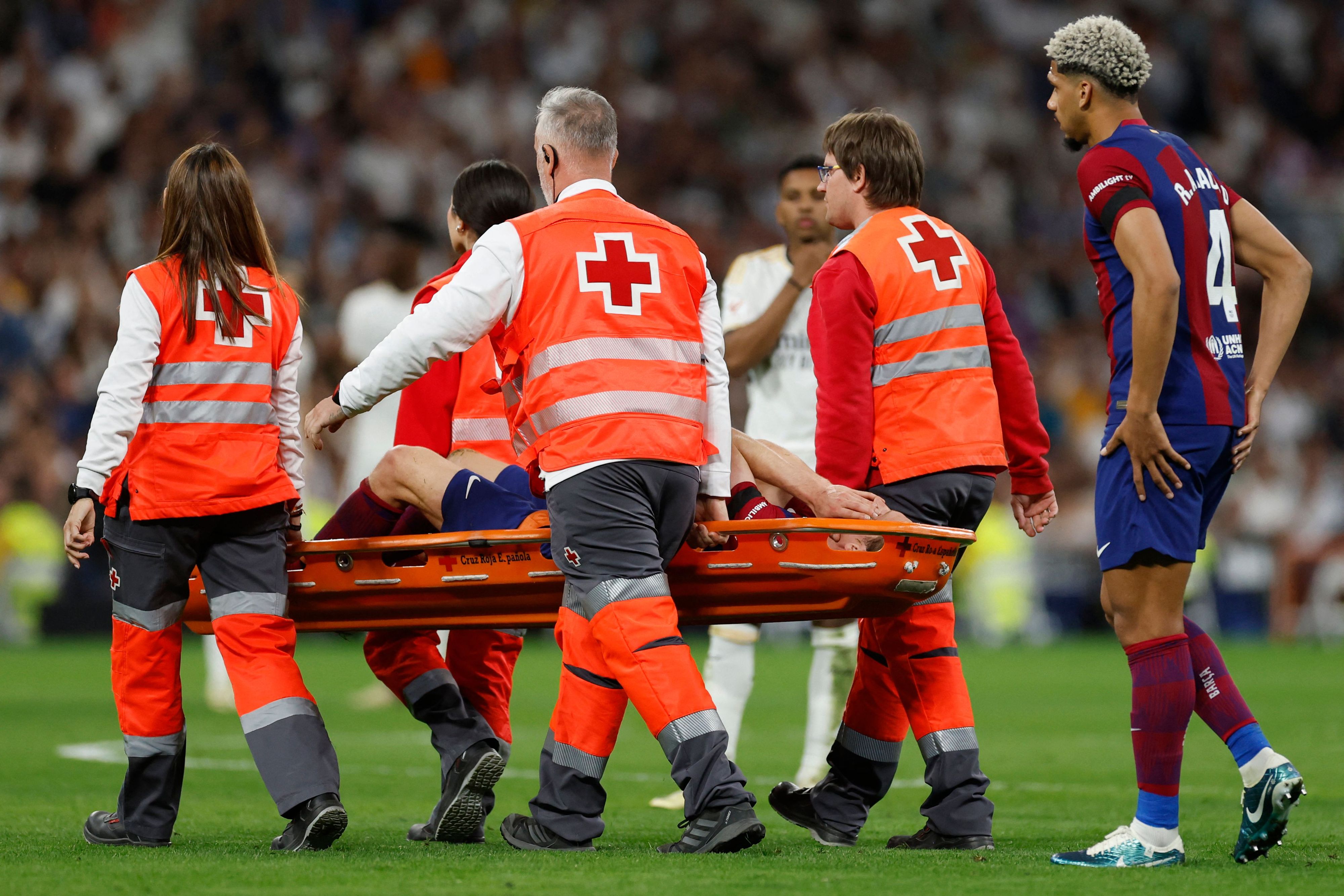 Frenkie de Jong wird verletzt vom Platz getragen.