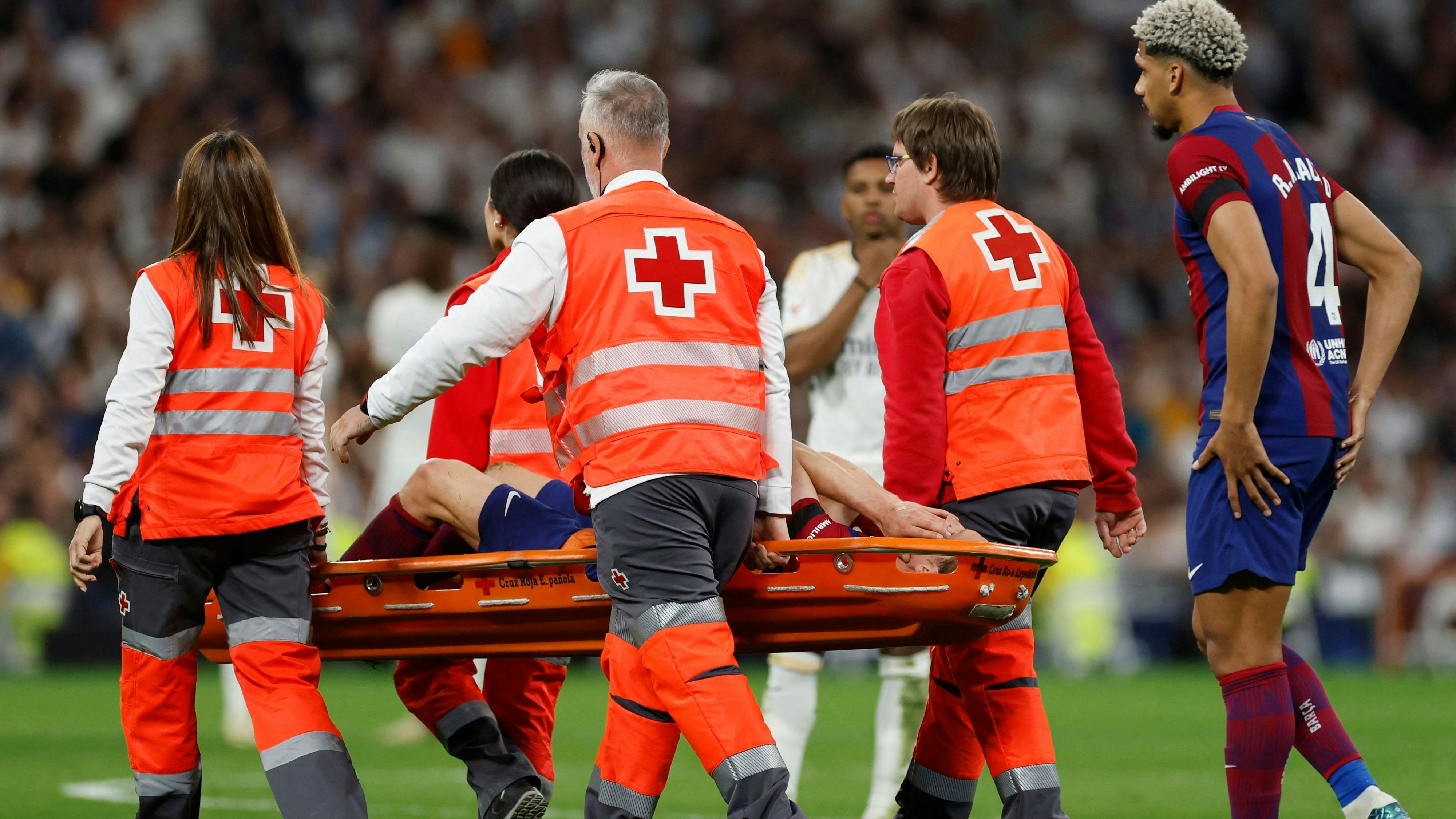 Frenkie de Jong wird verletzt vom Platz getragen.
