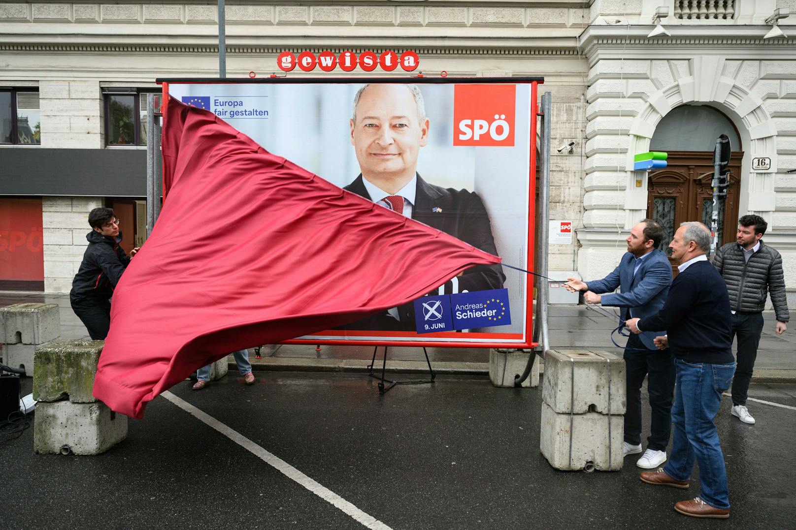SPÖ-EU-Spitzenkandidat <strong>Andreas Schieder</strong> und SPÖ-Bundesgeschäftsführer <strong>Klaus Seltenheim</strong> präsentierten am 16. April 2024 die erste Welle ihrer EU-Wahlplakate.