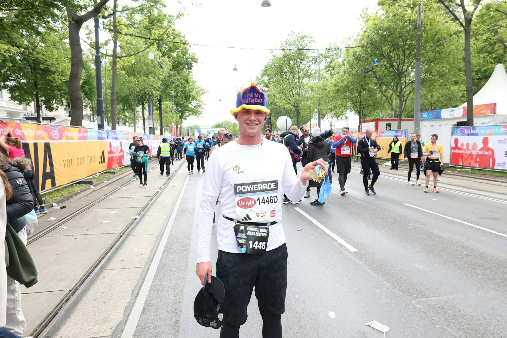 Ferdinand feiert seinen 25 Geburtstag beim Vienna City Marathon.