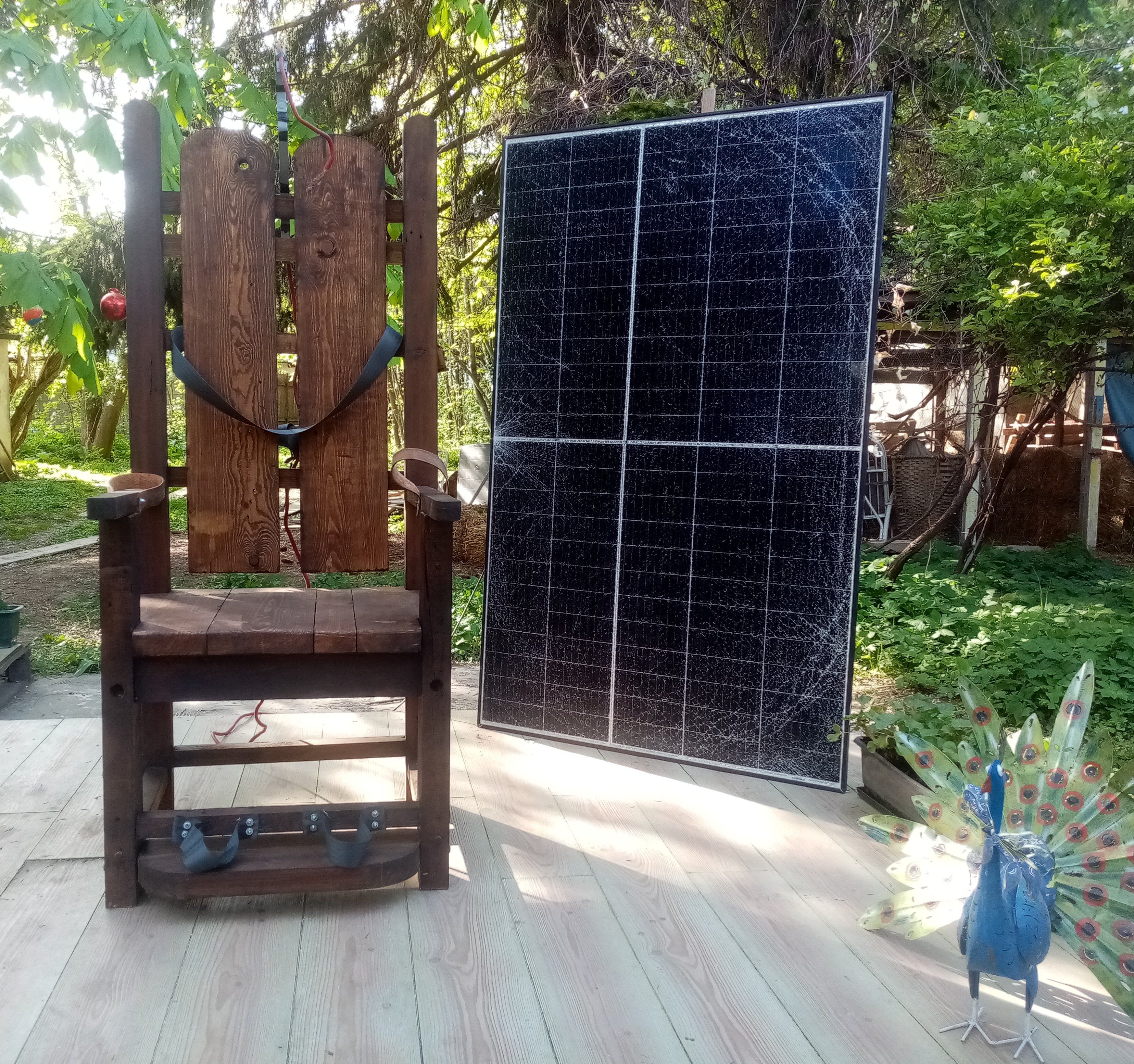 Bübls neuestes Kunstprojekt ist ein solarbetriebener elektrischer Stuhl