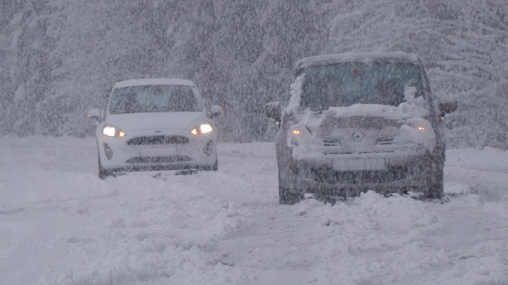 Zahlreiche Straßen waren völlig eingeschneit, die Winterdienste kamen mit der Räumung nicht hinterher.