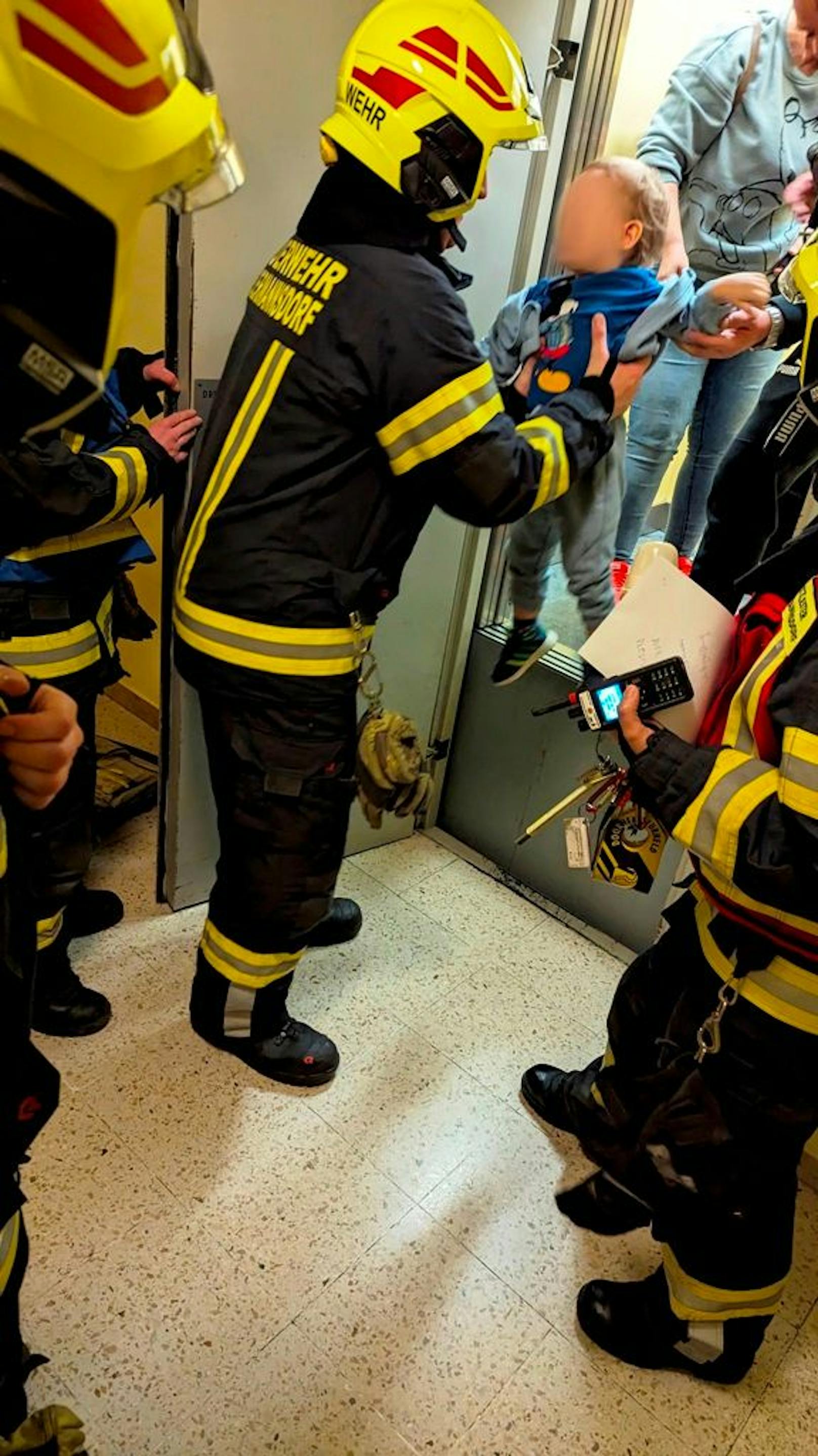 Die Feuerwehr Biedermannsdorf befreite das Kleinkind und seine Eltern aus dem Aufzug.