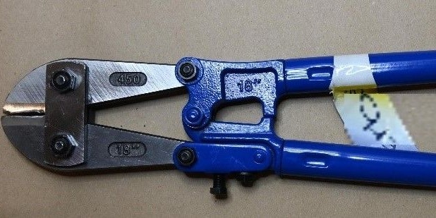 Ein Bolzenschneider wurde in einem Gebüsch entdeckt.