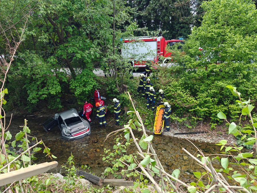 Kurz vor Mittag krachte ein 81-Jähriger mit seinem Porsche in den Weizbach.