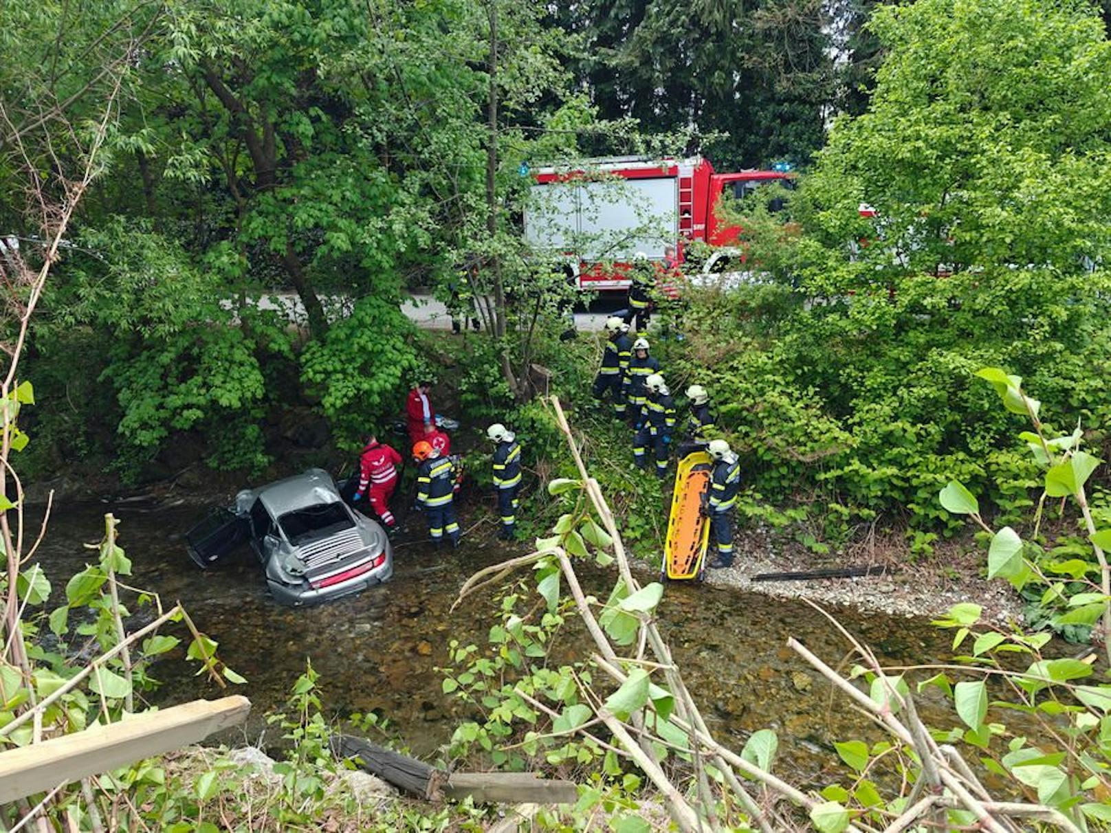 ... knallte nach einem Überschlag in den Weizbach.