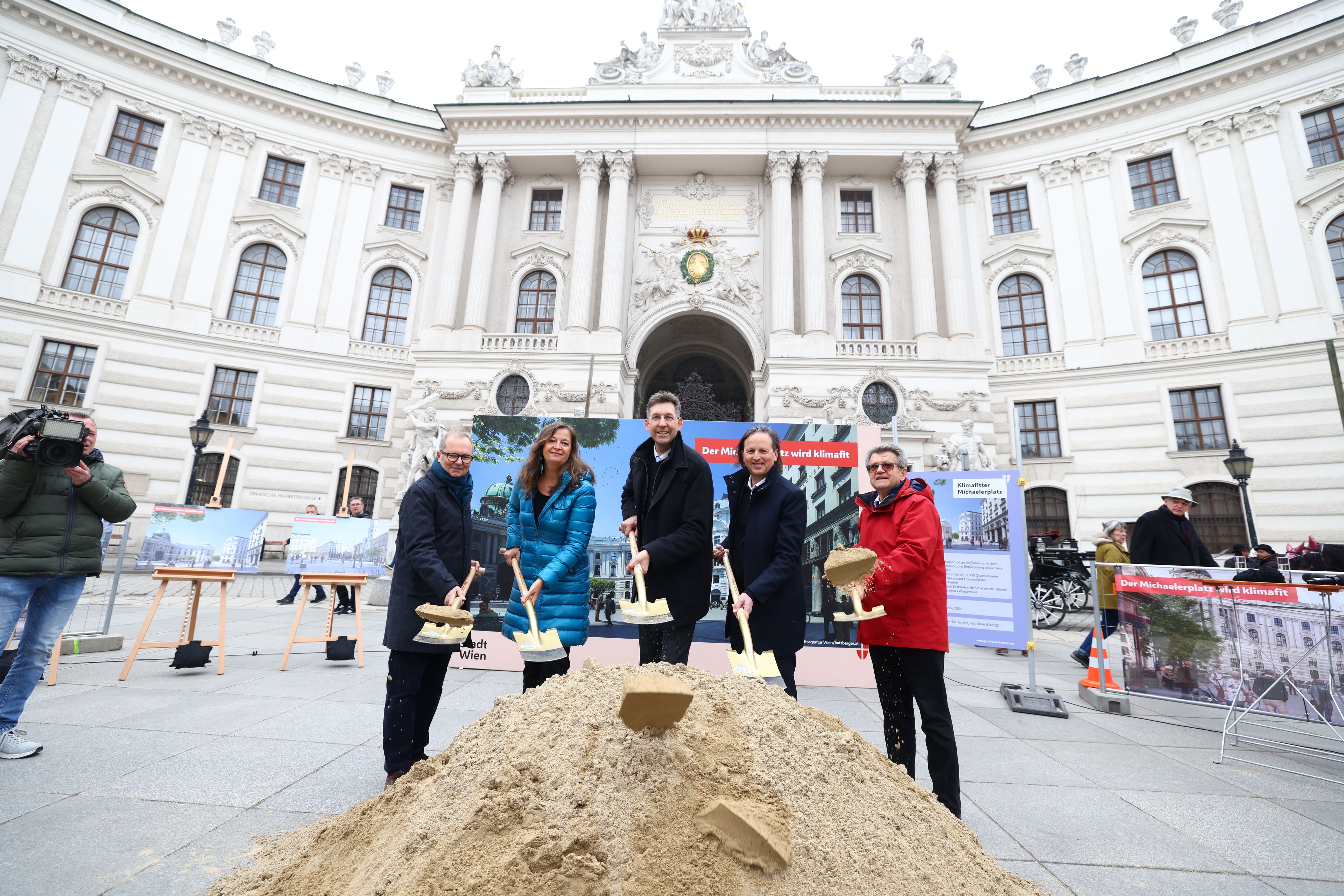 Architekt Paul Katzberger, Planungsstadträtin Ulli Sima, Bezirksvorsteher Markus Figl, Wolfgang Salcher, Landeskonservator für Wien und Pater Erhard Rauch, Pfarrer der Michaelerkirche (v.l.).