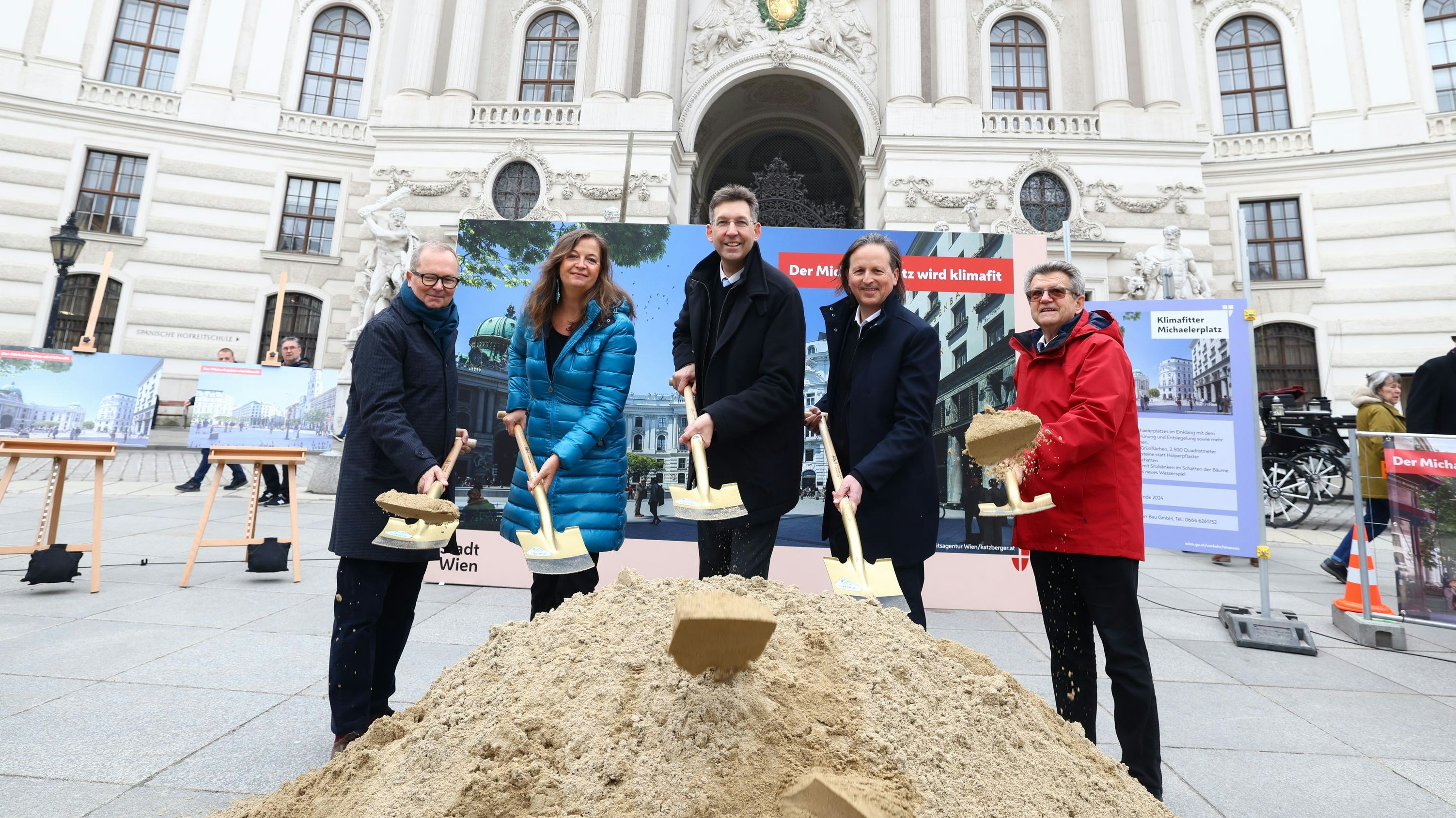 Architekt Paul Katzberger, Planungsstadträtin Ulli Sima, Bezirksvorsteher Markus Figl, Wolfgang Salcher, Landeskonservator für Wien und Pater Erhard Rauch, Pfarrer der Michaelerkirche (v.l.).