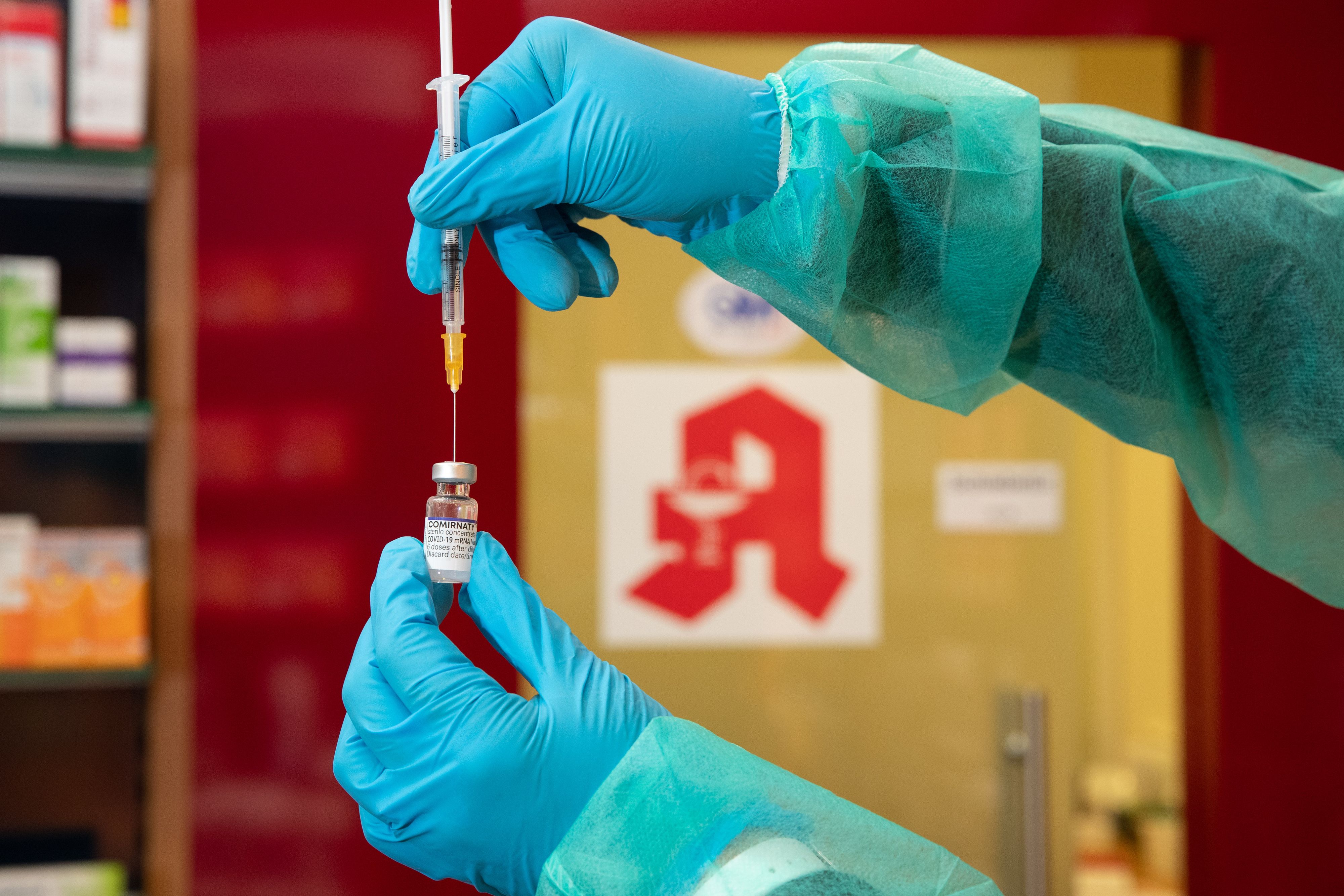 In Deutschland darf in Apotheken zumindest gegen die influenza und das Coronavirus geimpft werden.