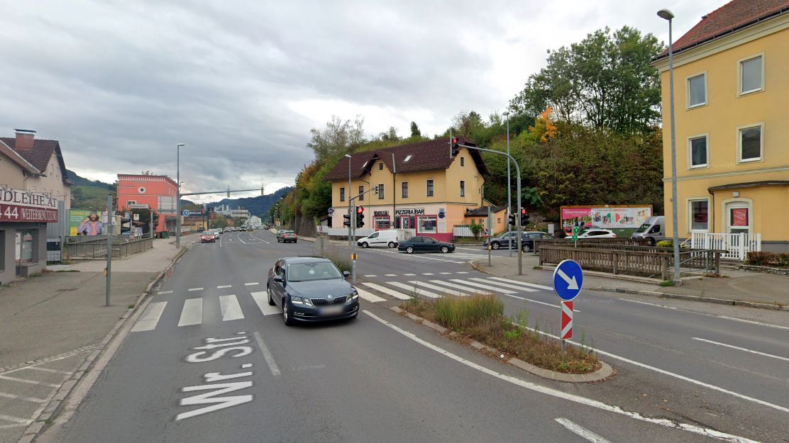 An einer ampelgeregelten Kreuzung der B116 im Bereich Diemlach legten Vater und Sohn ein Ampelstartrennen hin.