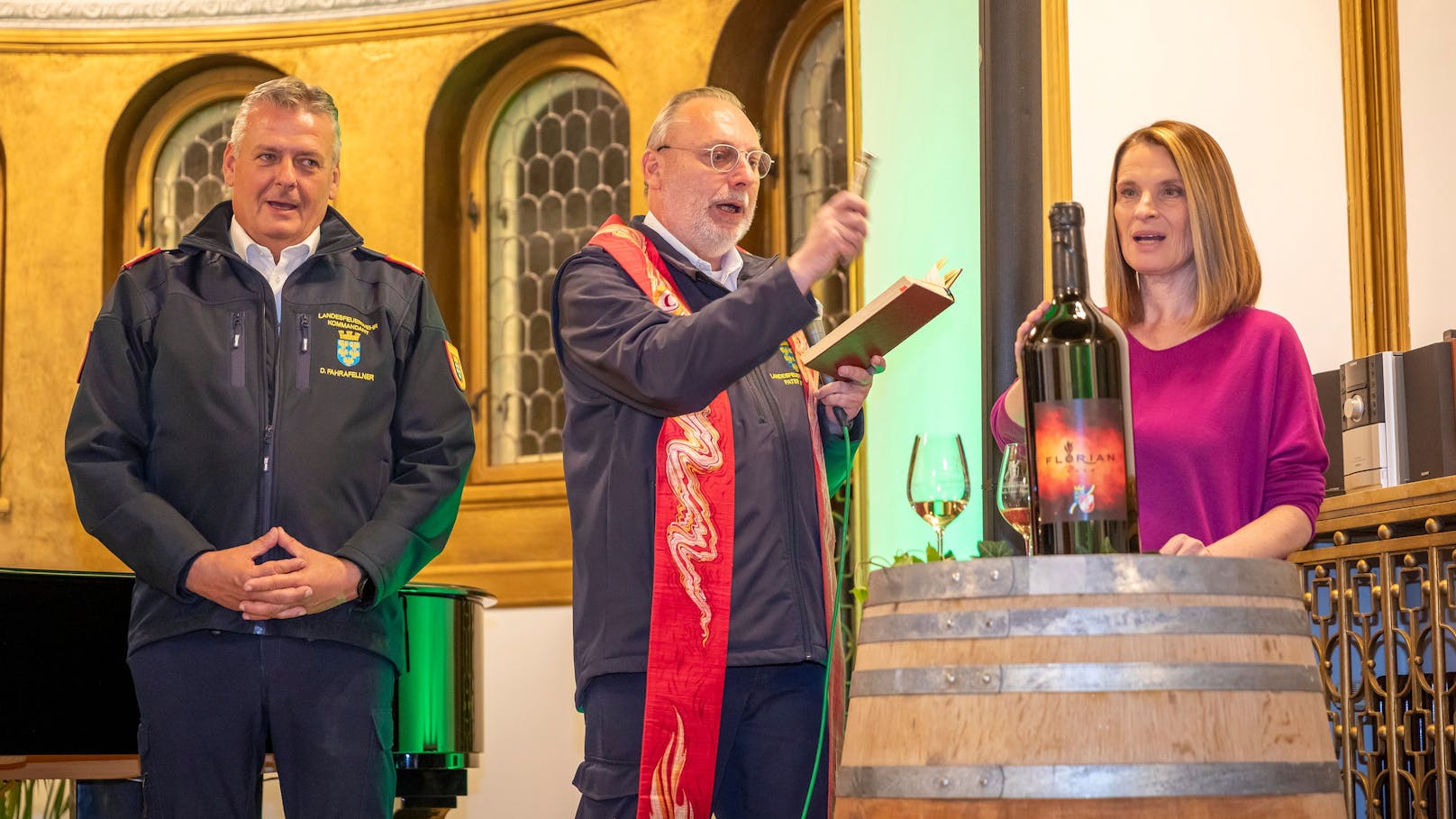 Landesfeuerwehrkurat Pater Stephan Holpfer segnete den Wein