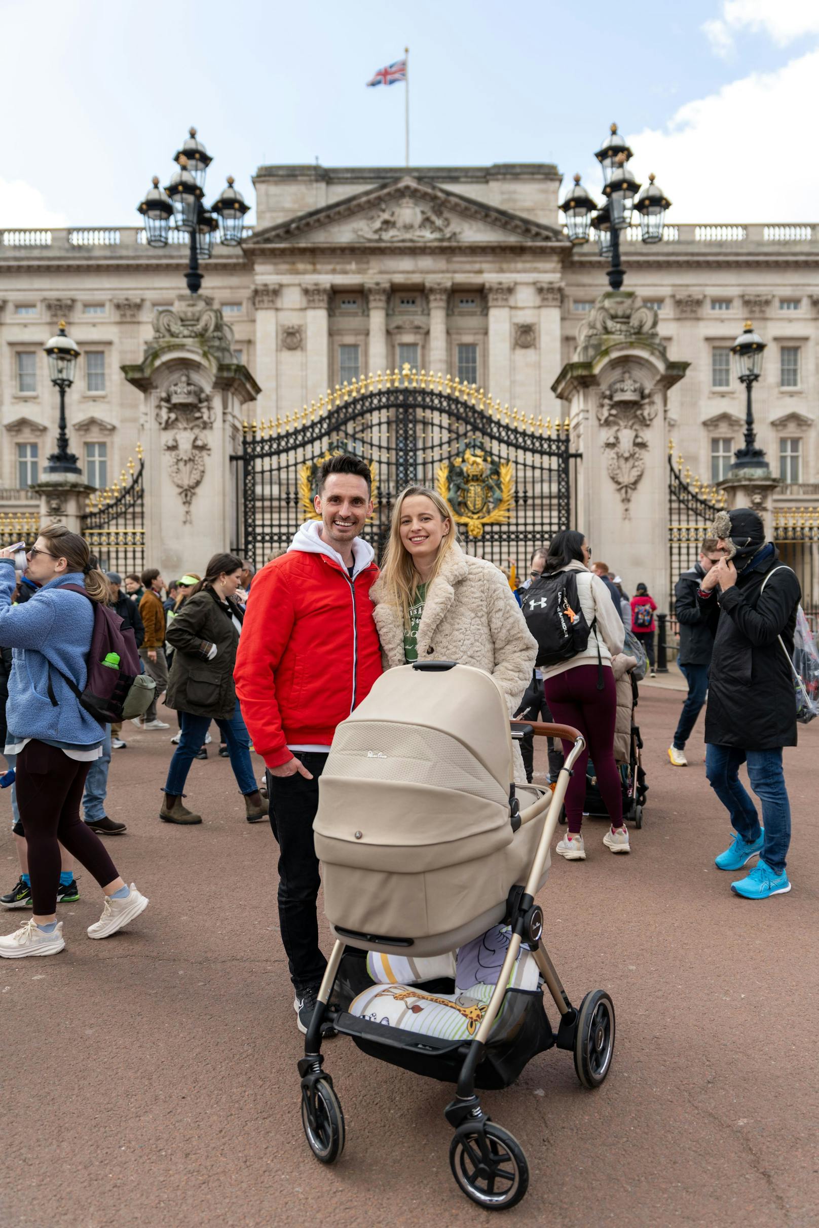 James Cottriall mit Ehefrau Jess und Tochter Vienna (im Wagerl) vor dem Buckingham Palace in London