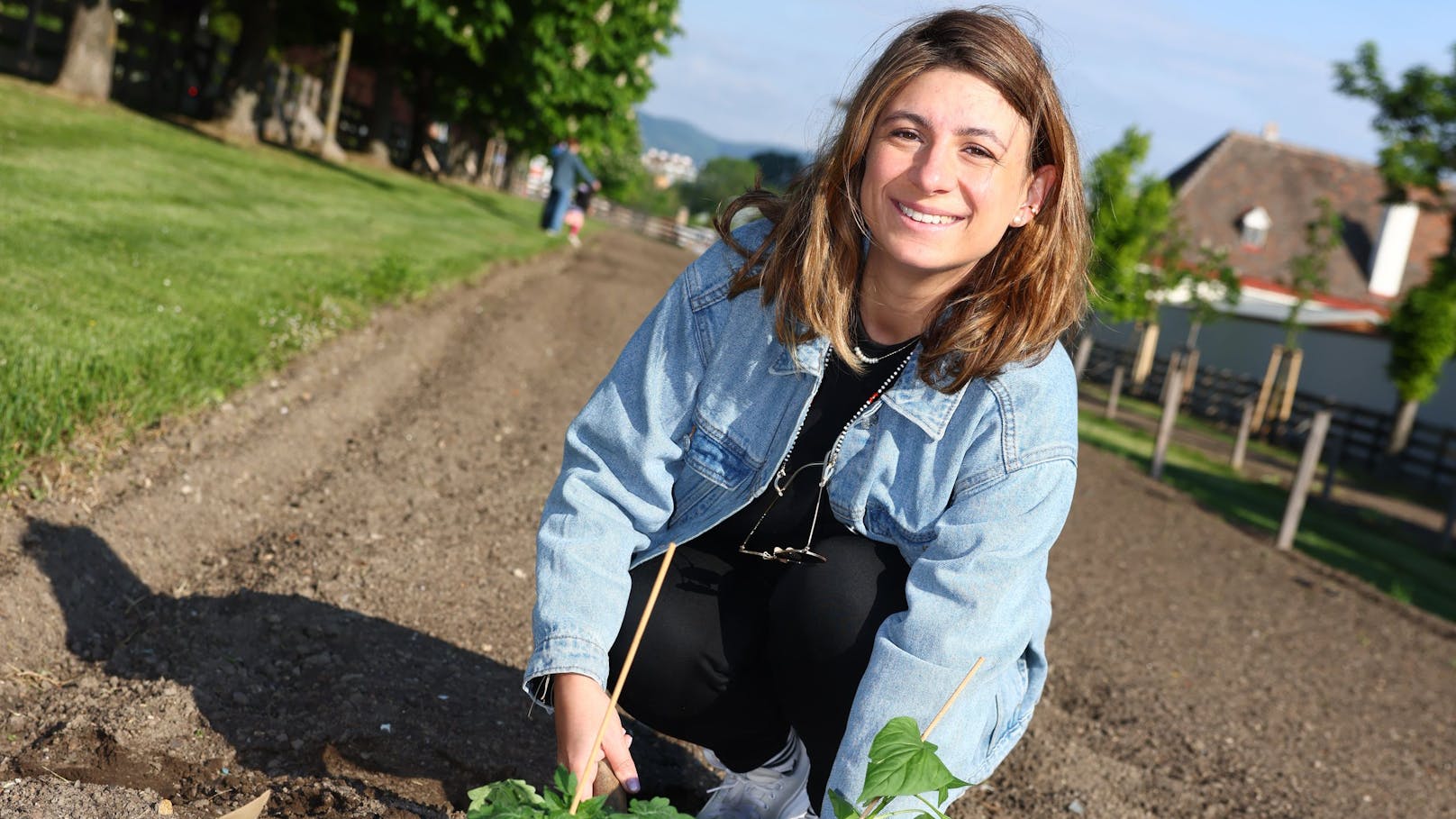 Antonella T. in ihrem neuen Beet