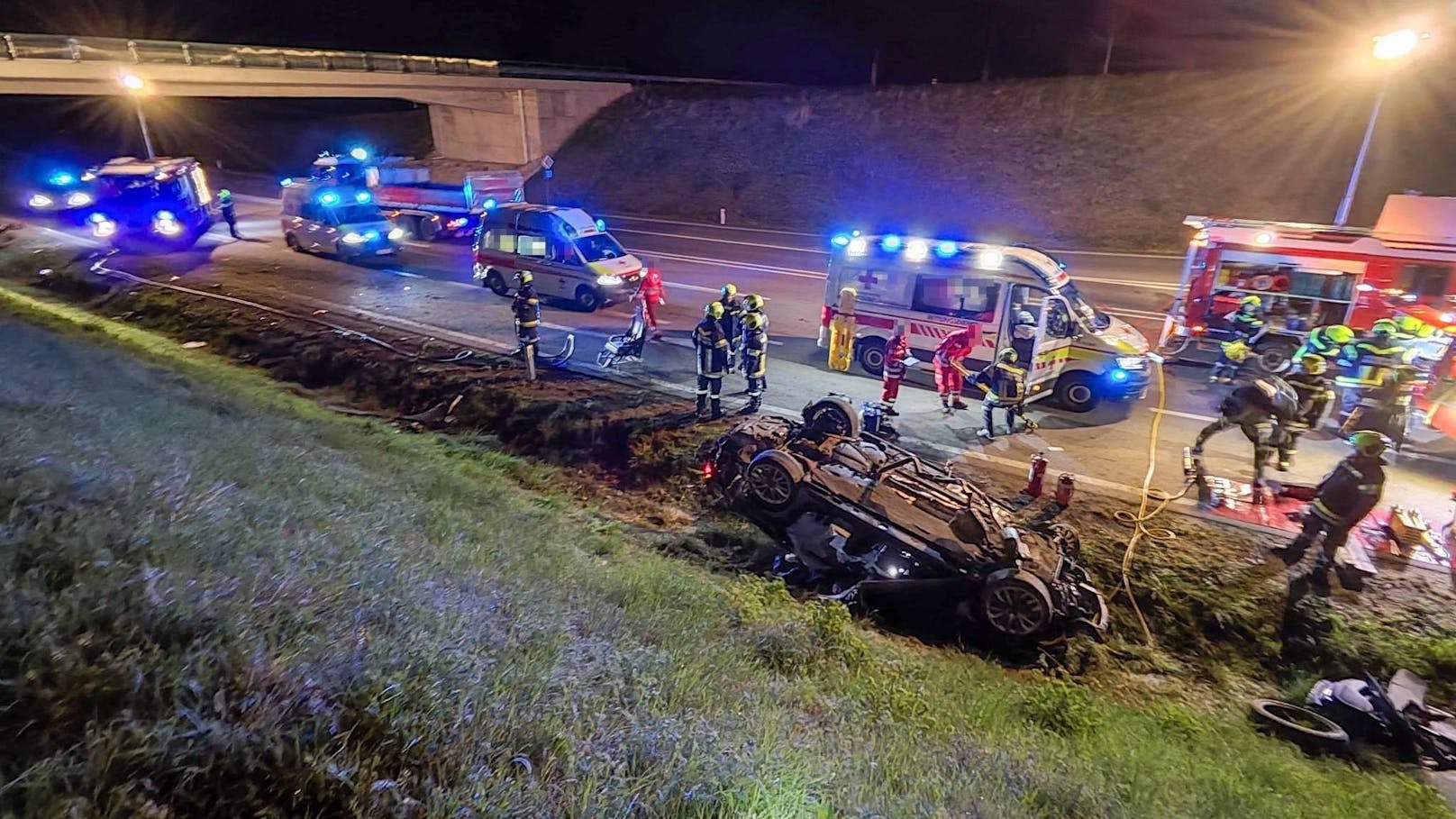 Mit Hilfe von Akku-Spreizern und -Scheren wurden die Fahrzeugtüren geöffnet und die B-Säule entfernt, um den eingeklemmten Fahrer zu befreien.