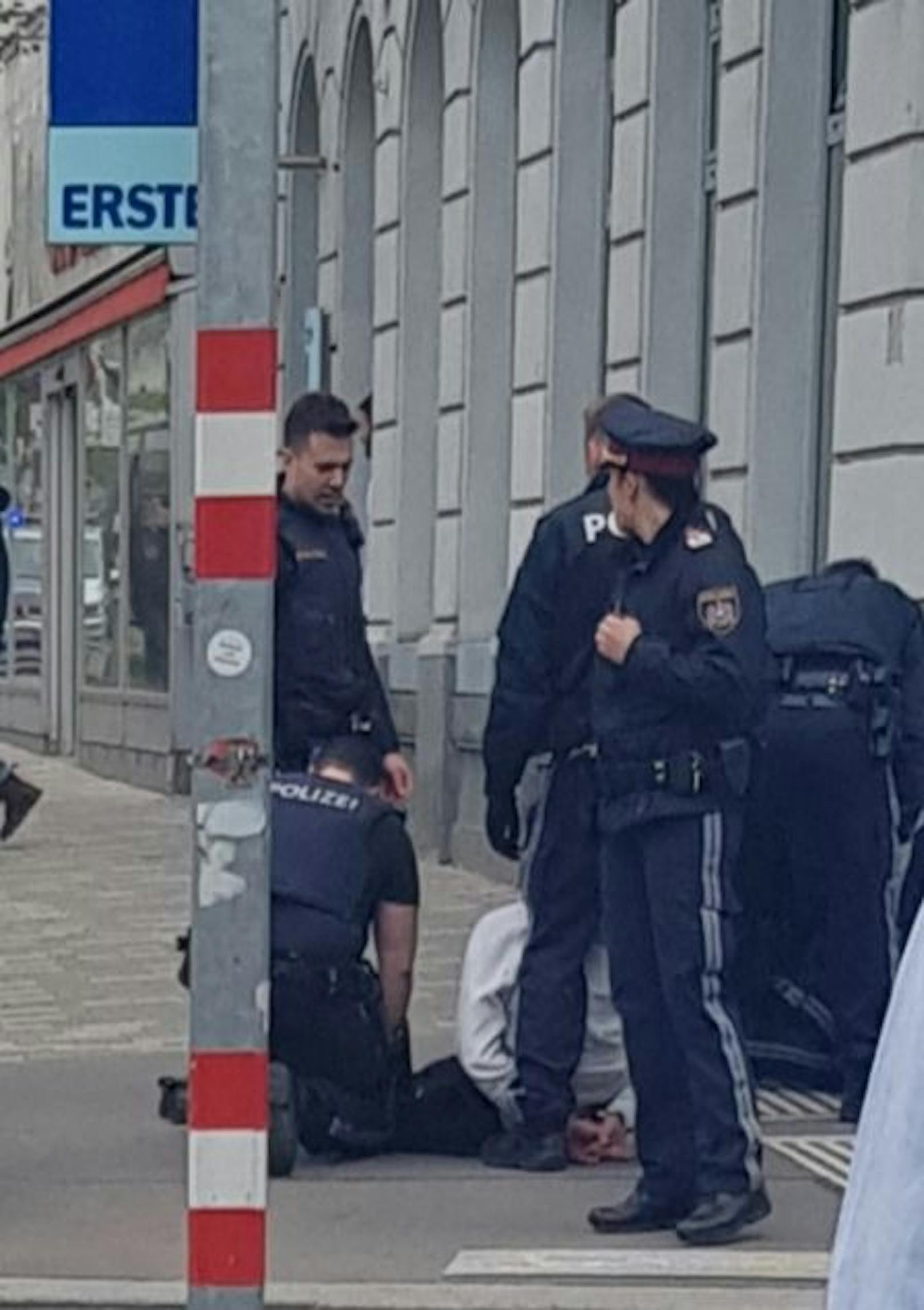 Der Alko-Lenker wurde vor Ort festgenommen.