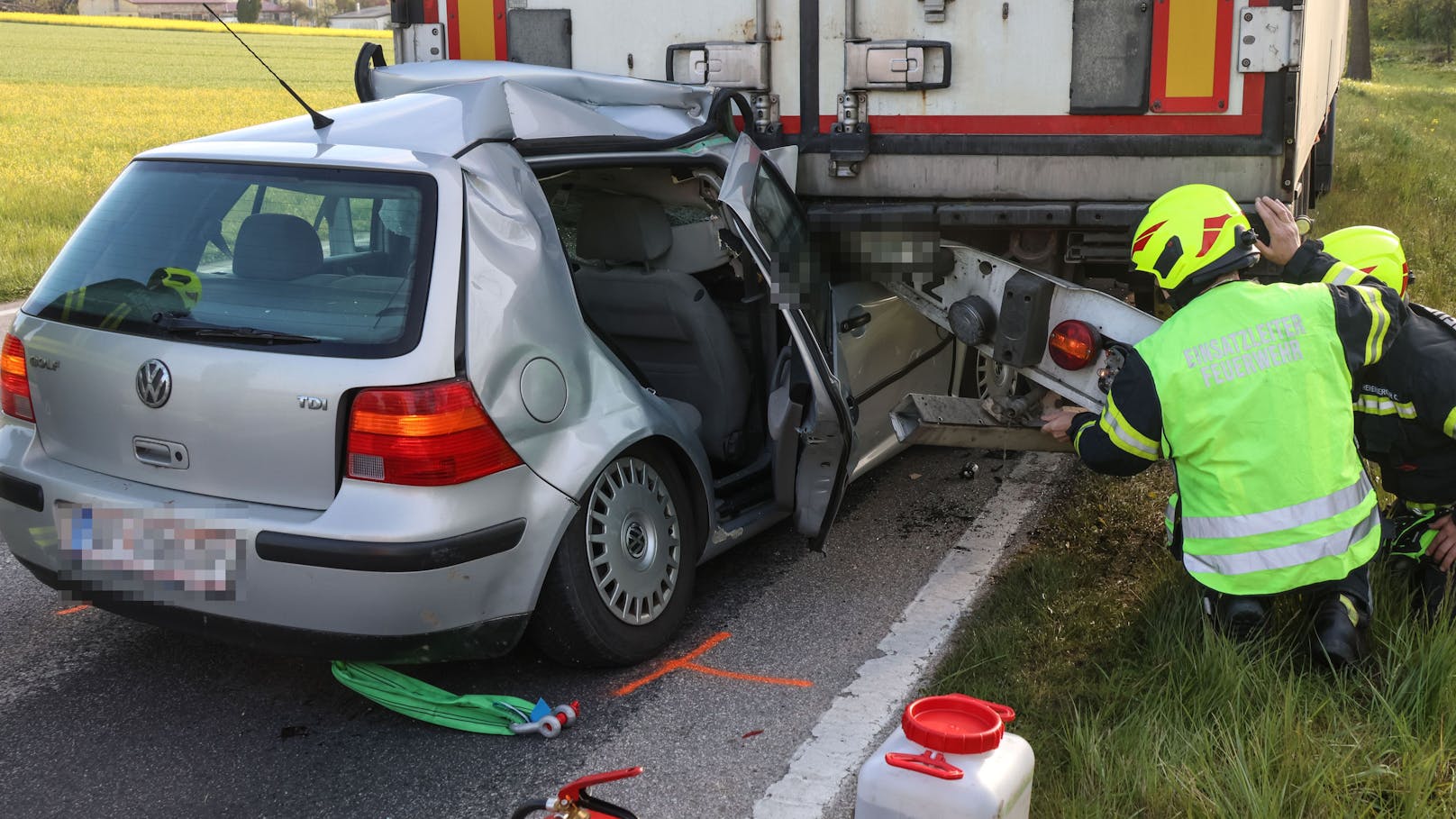 Die Feuerwehr barg den Pkw.