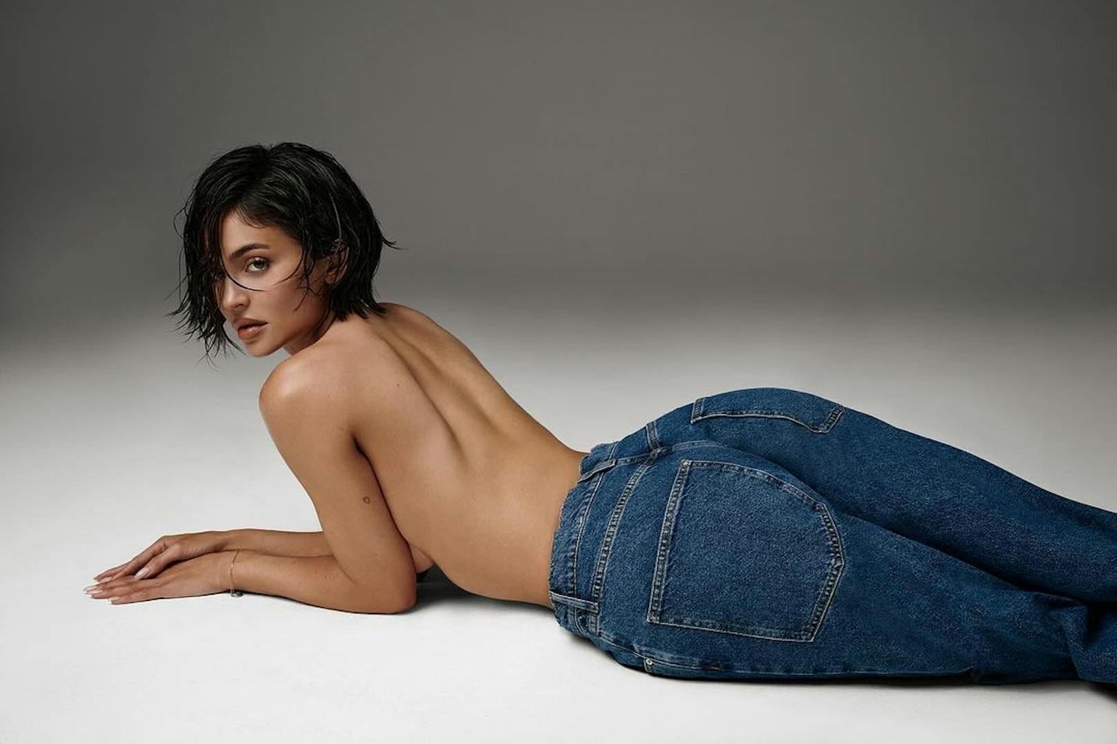 Für die neue Denim-Kollektion ihrer Marke "khy" zieht Kylie Jenner blank.