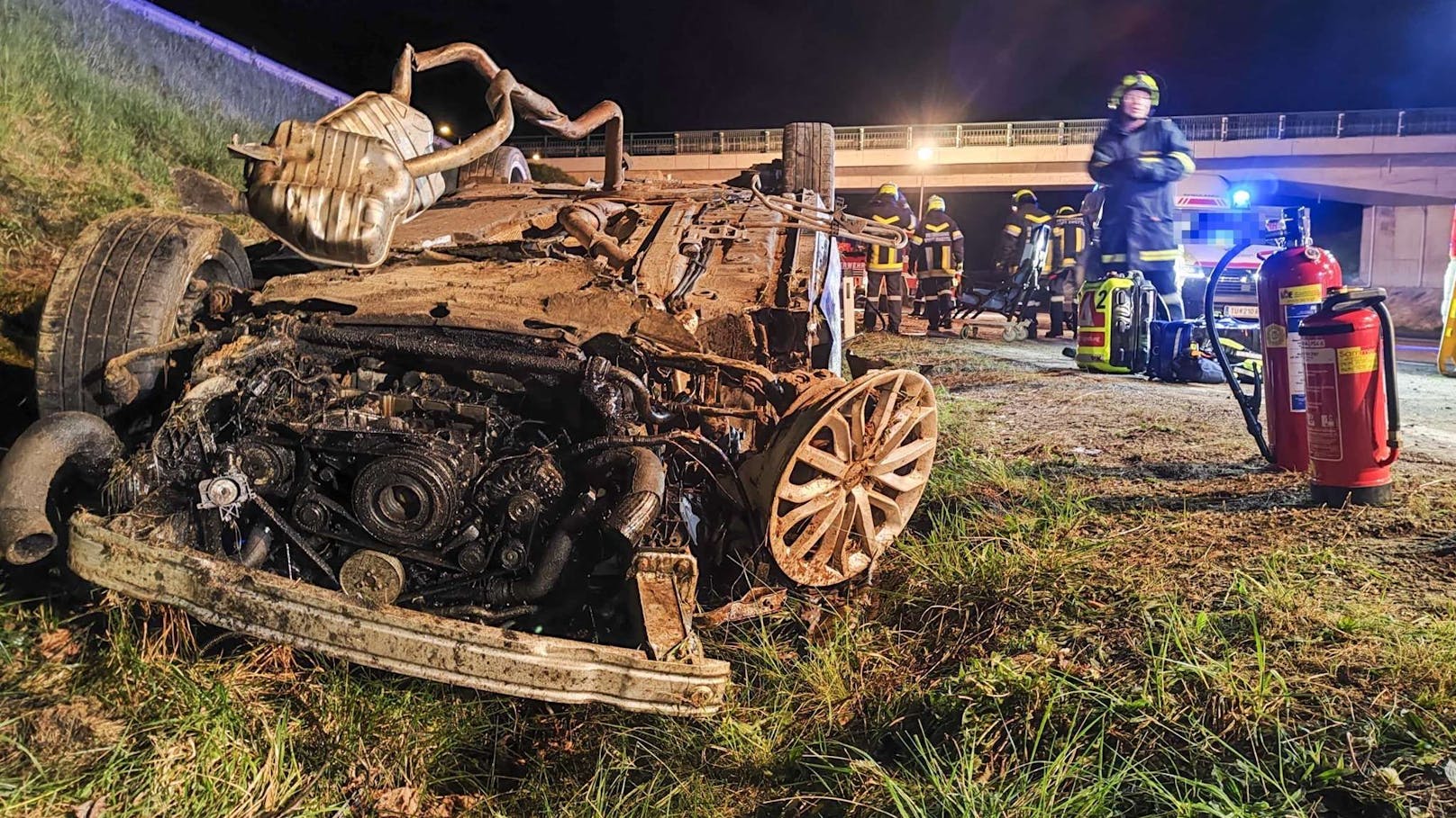 Ein Audi war aus bisher unbekannter Ursache von der Fahrbahn abgekommen, hatte die Umfahrungsabfahrt Zwettl-Ost gerammt und sich anschließend mehrmals überschlagen, bevor er rund 300 Meter weiter im Straßengraben zum Stillstand kam.